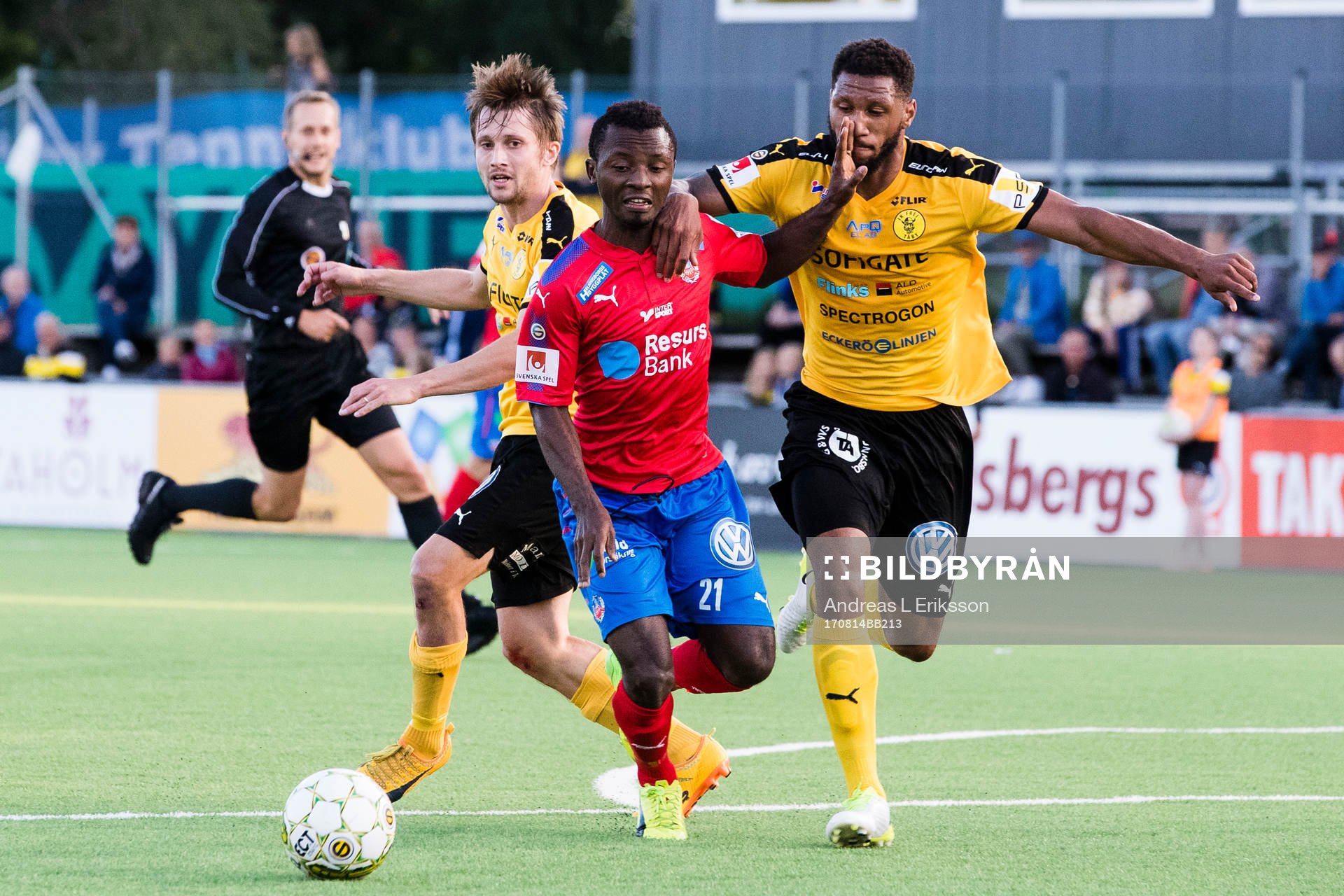 Helsingborgs Monday Samuel i kamp om bollen med Frejs Alie Sesay under fotbollsmatchen i Superettan mellan Frej och Helsingborg den 14 augusti 2017 i Stockholm.