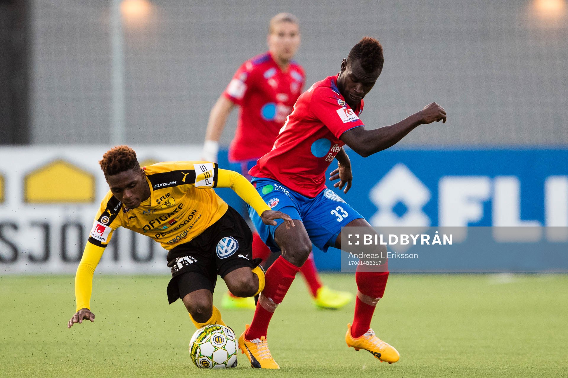 Frejs Dida Rashidi i kamp om bollen med Helsingborgs Edwin