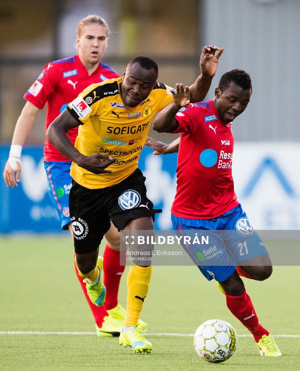 Frejs Nsima Peter i kamp om bollen med Helsingborgs Monday Samuel under fotbollsmatchen i Superettan mellan Frej och Helsingborg den 14 augusti 2017 i Stockholm.