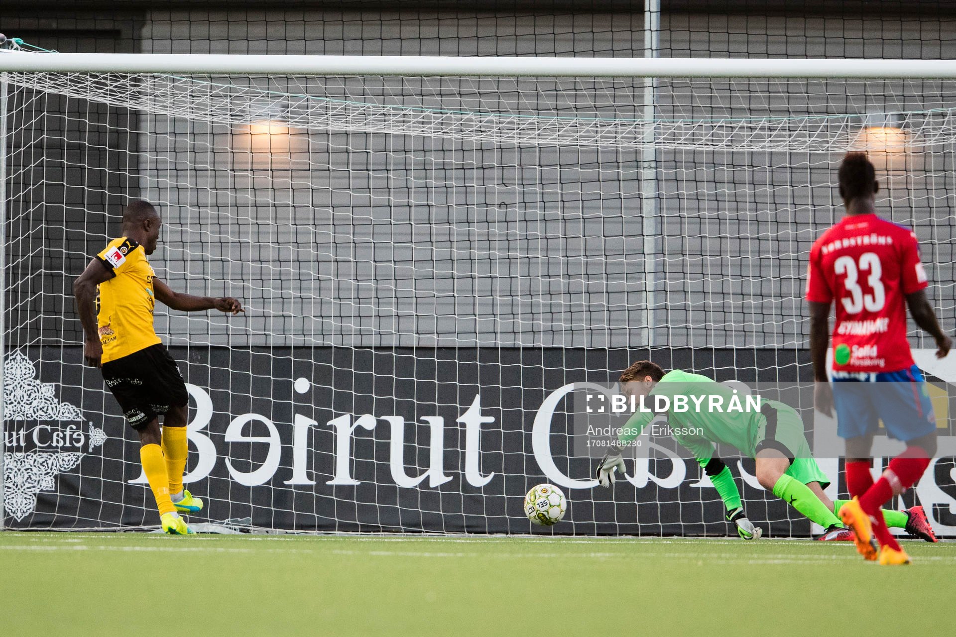 Frejs Nsima Peter gör 2-0 bakom Helsingborgs målvakt