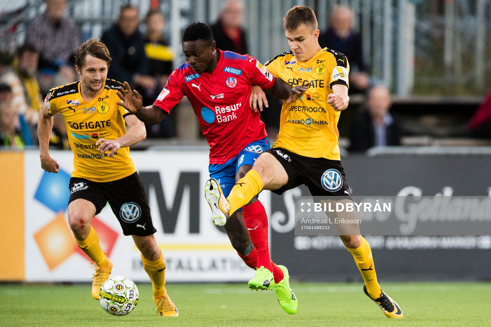 Helsingborgs Oke Akpoveta i kamp om bollen med Frejs Dusan