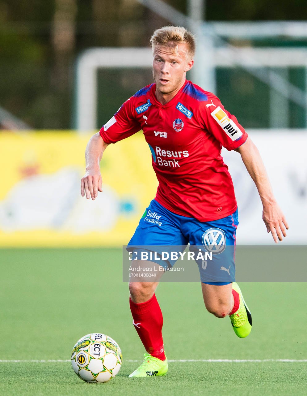 Helsingborgs Andreas Landgren med bollen
