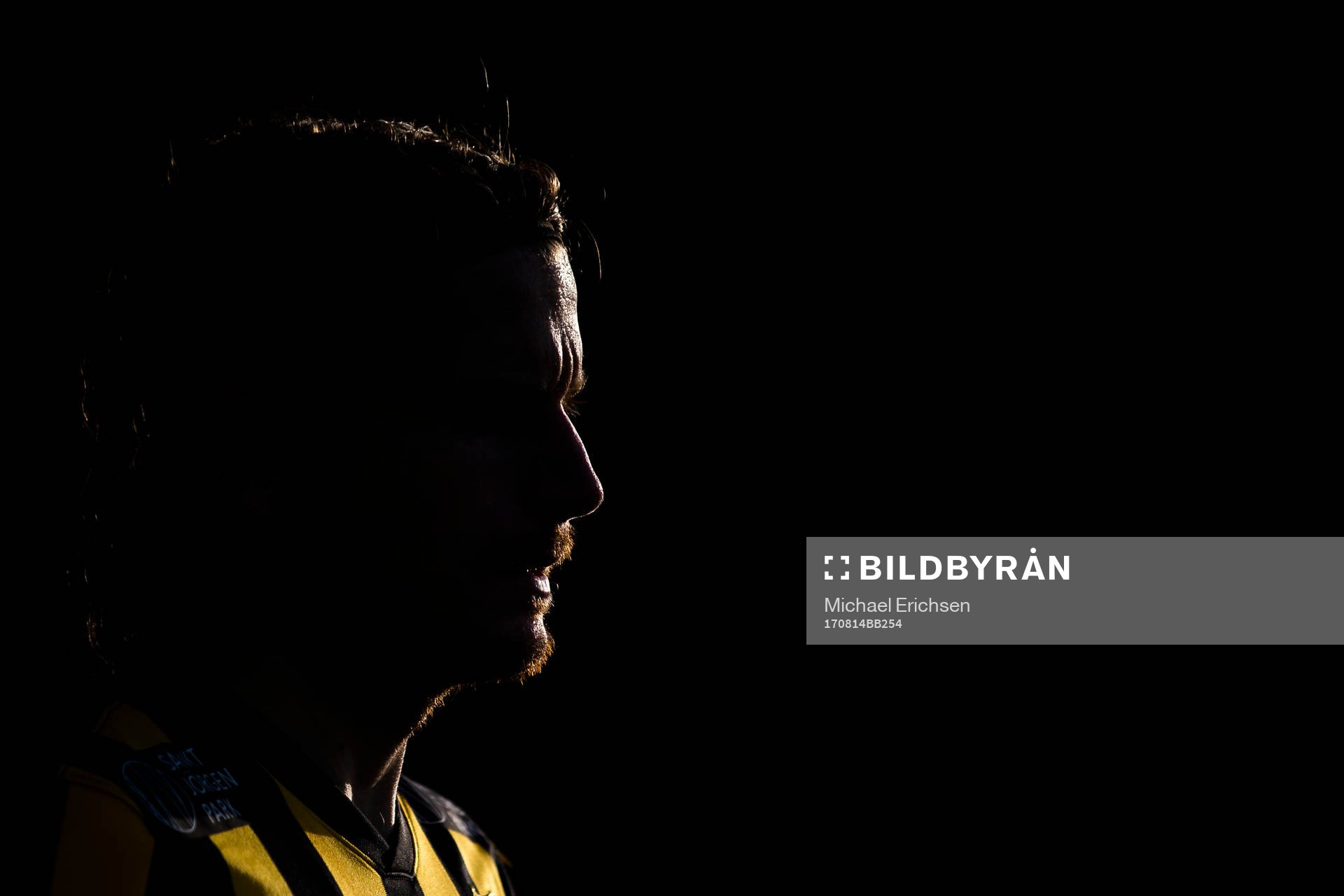 Häckens Erik Friberg på väg in till fotbollsmatchen i
