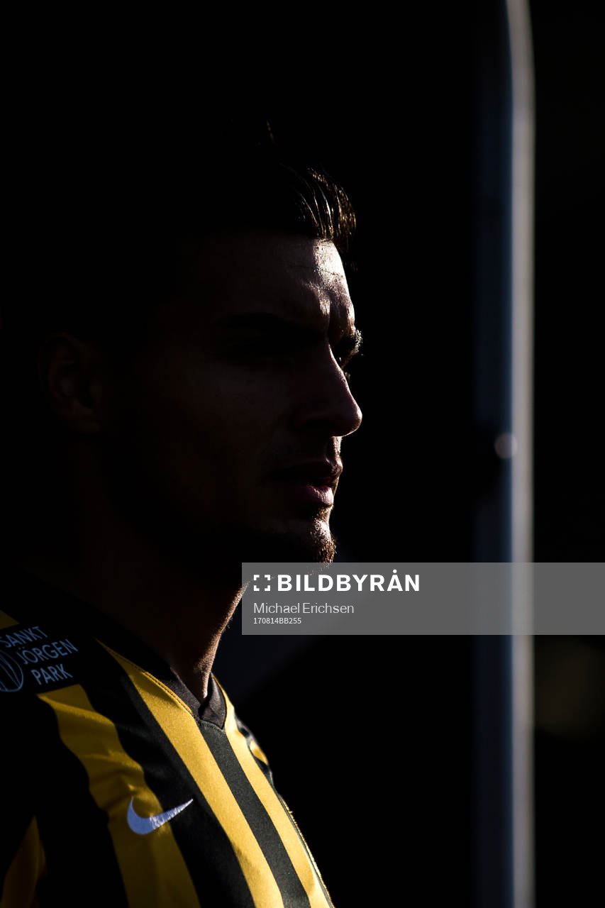 Häckens Ahmed Yasin på väg in till fotbollsmatchen i