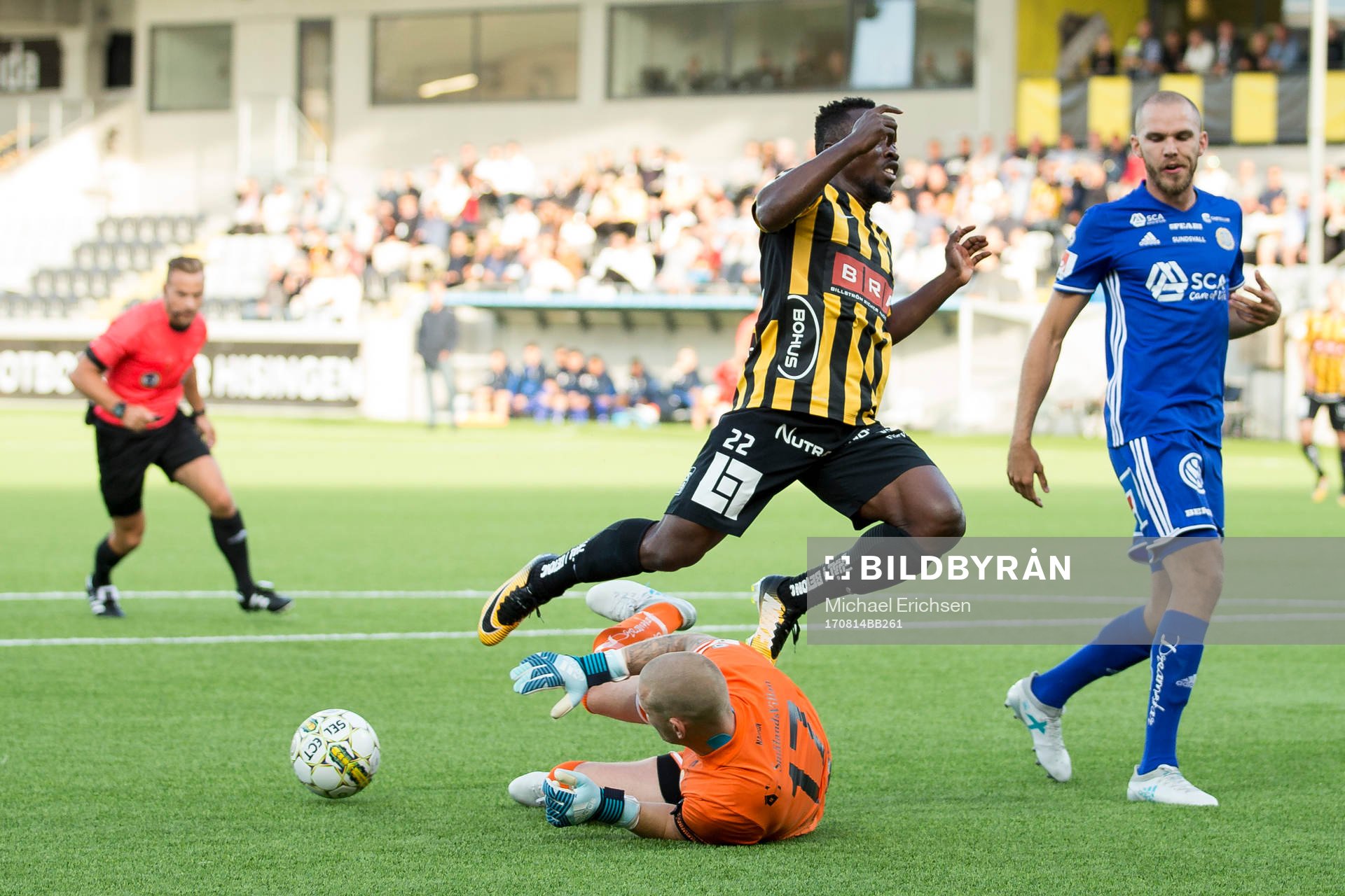 Häckens Chisom Egbuchulam med en chans som Sundsvalls