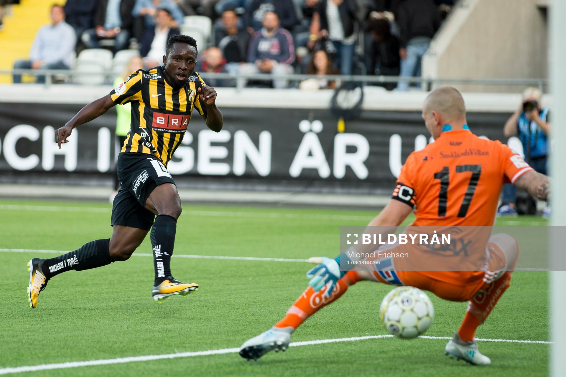 Häckens Chisom Egbuchulam skjuter ett skott mellan benen