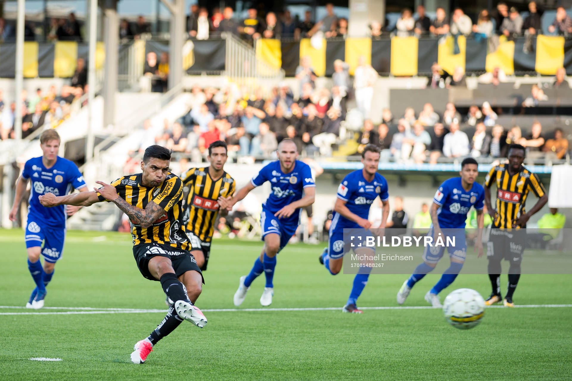 Häckens Ahmed Yasin skjuter 1-0 på straff