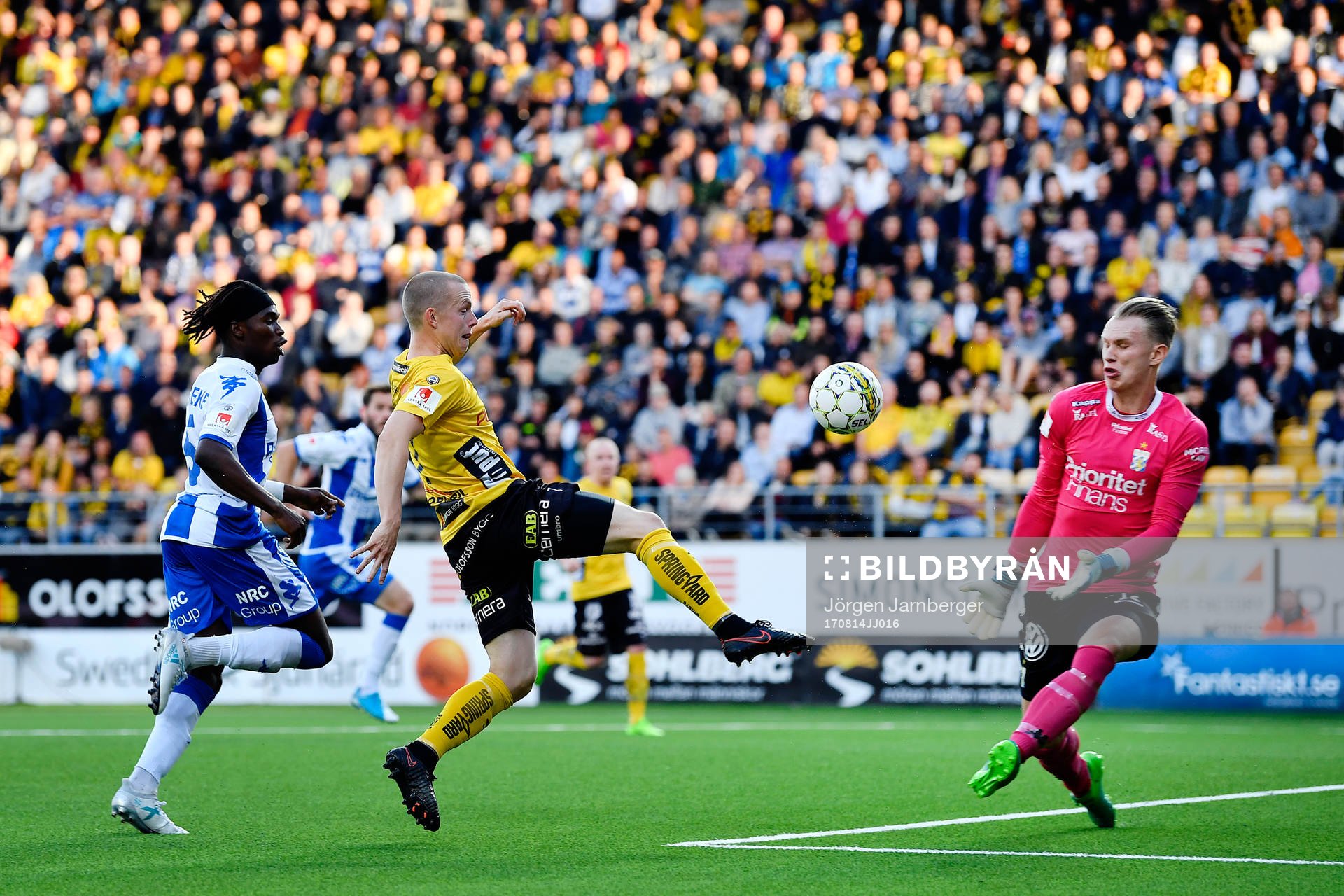 Elfsborgs Daniel Gustavsson och IFK Göteborgs målvakt