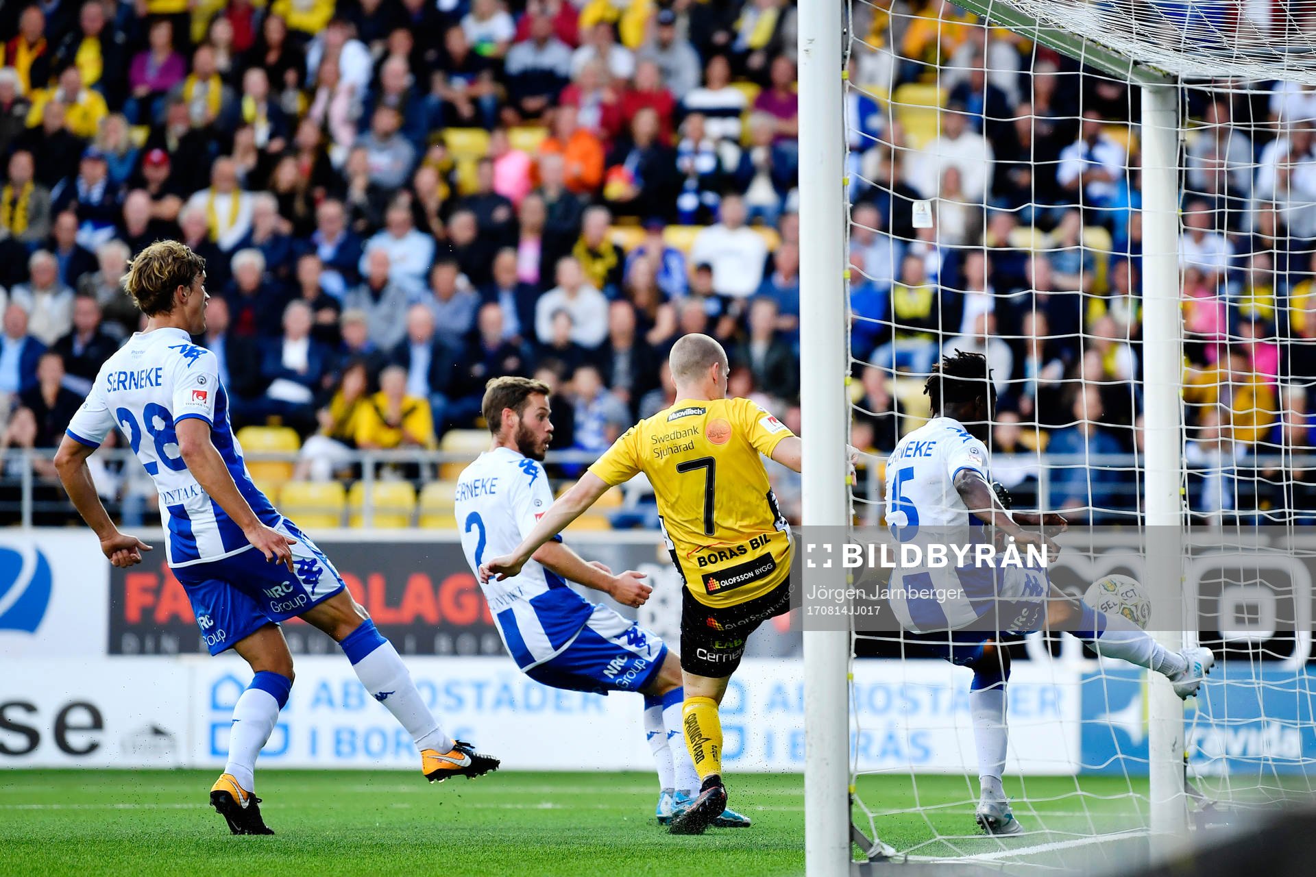 IFK Göteborgs Sam Adekugbe med en räddning på mållinjen