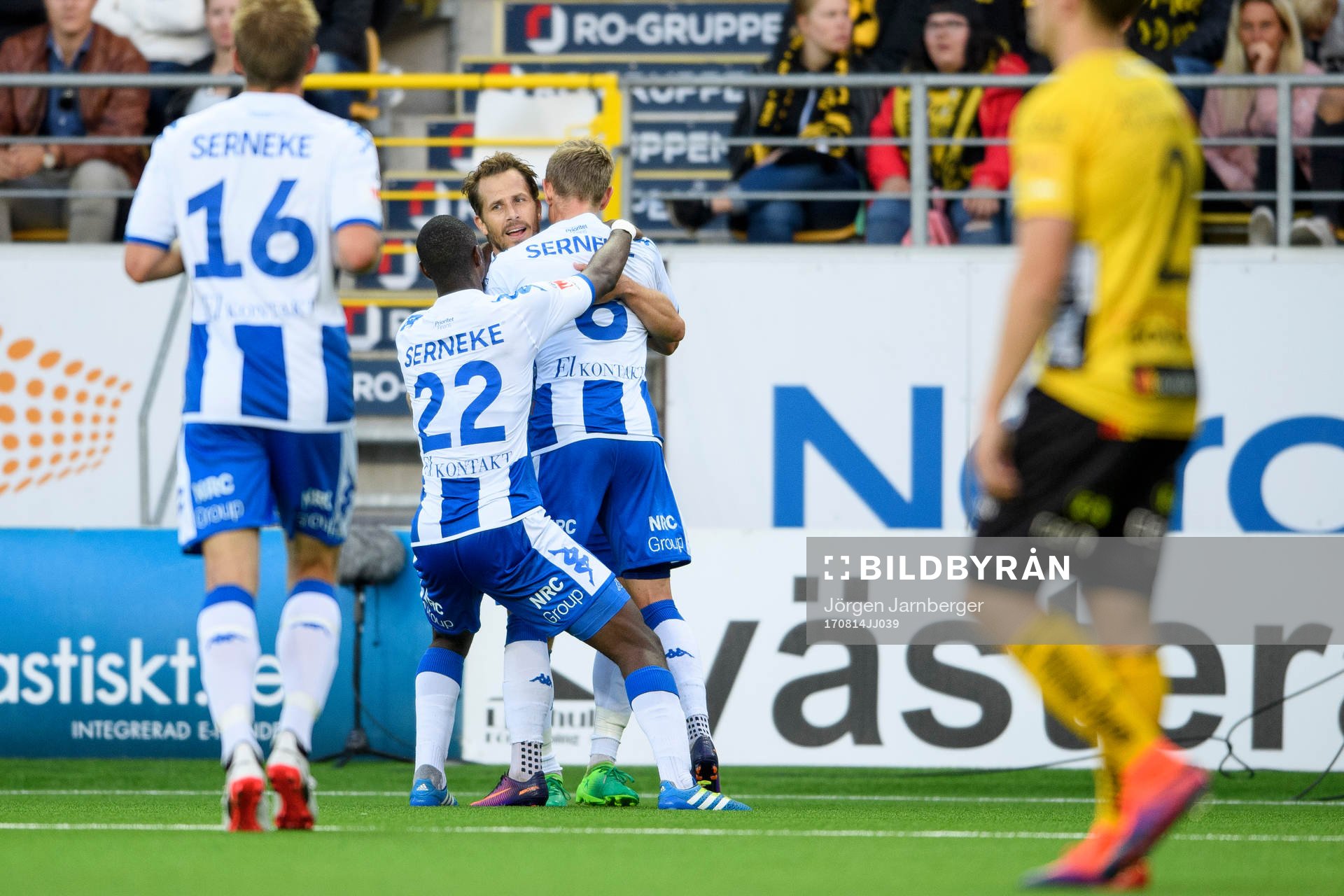 IFK Göteborgs Sören Rieks (rygg mot kameran) jublar ihop