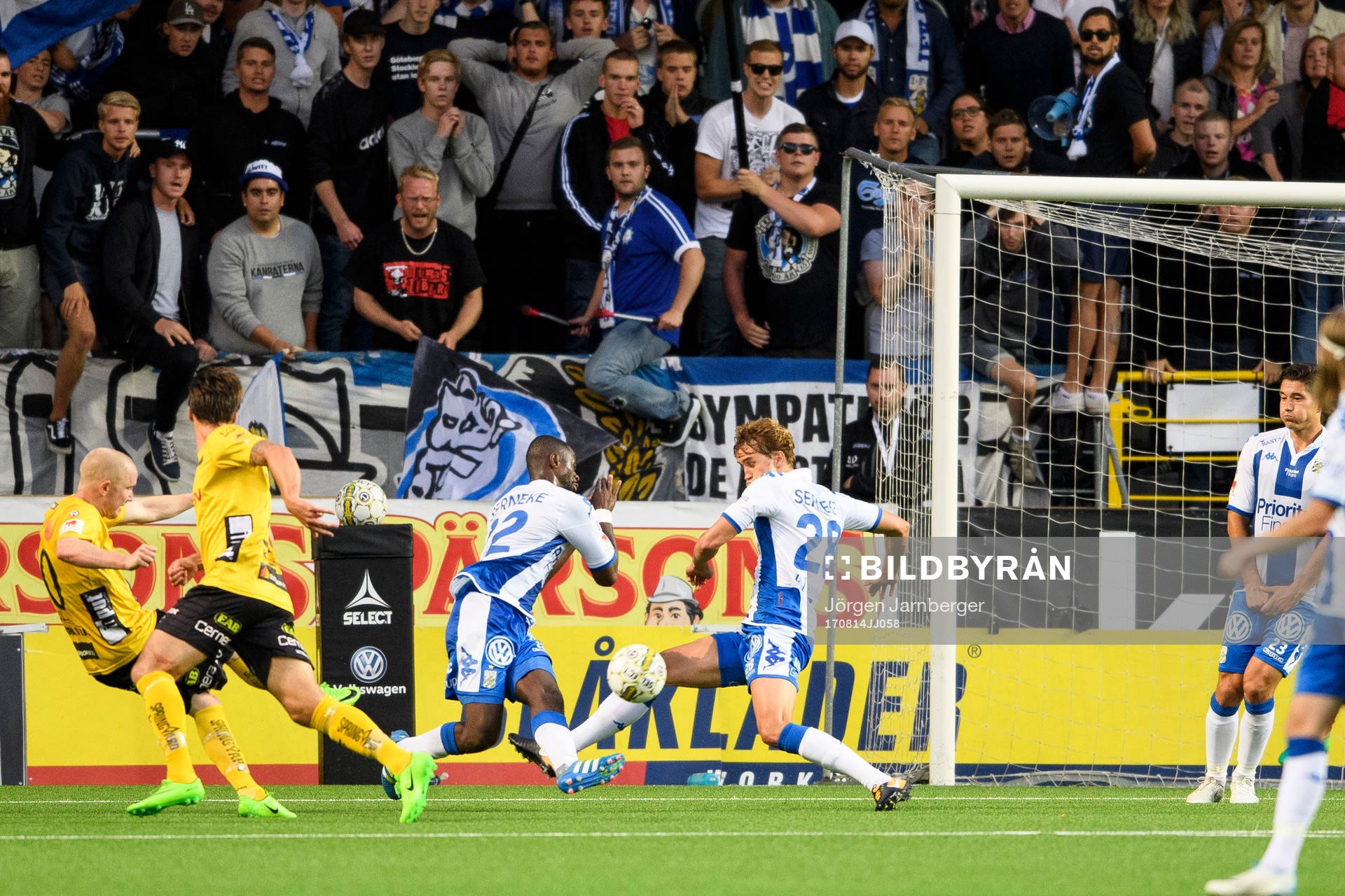 IFK Göteborgs Vajebah Sakor och Thomas Rogne täcker skott