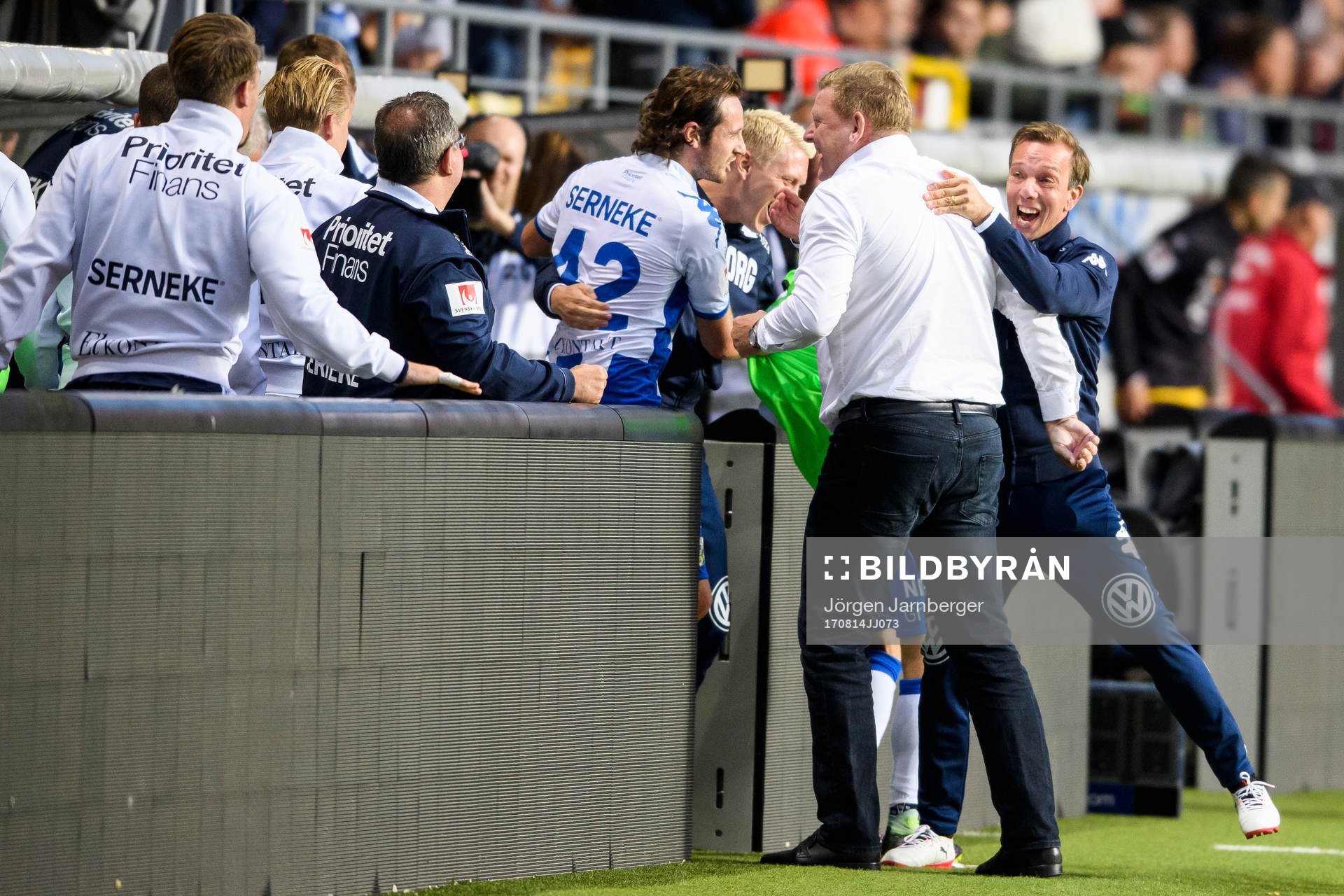 Ledare på IFK Göteborgs bänk jublar