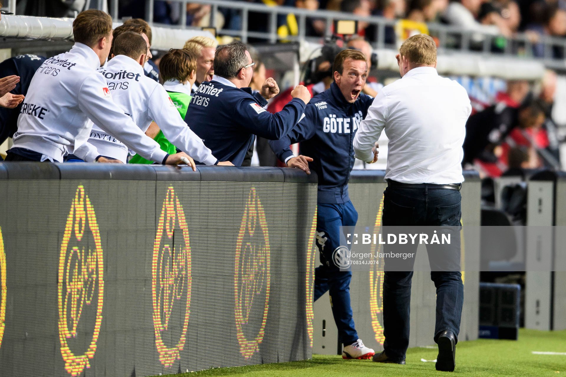 Ledare på IFK Göteborgs bänk jublar efter slutsignalen under fotbollsmatchen i Allsvenskan mellan Elfsborg och IFK Göteborg den 14 augusti 2017 i Borås.