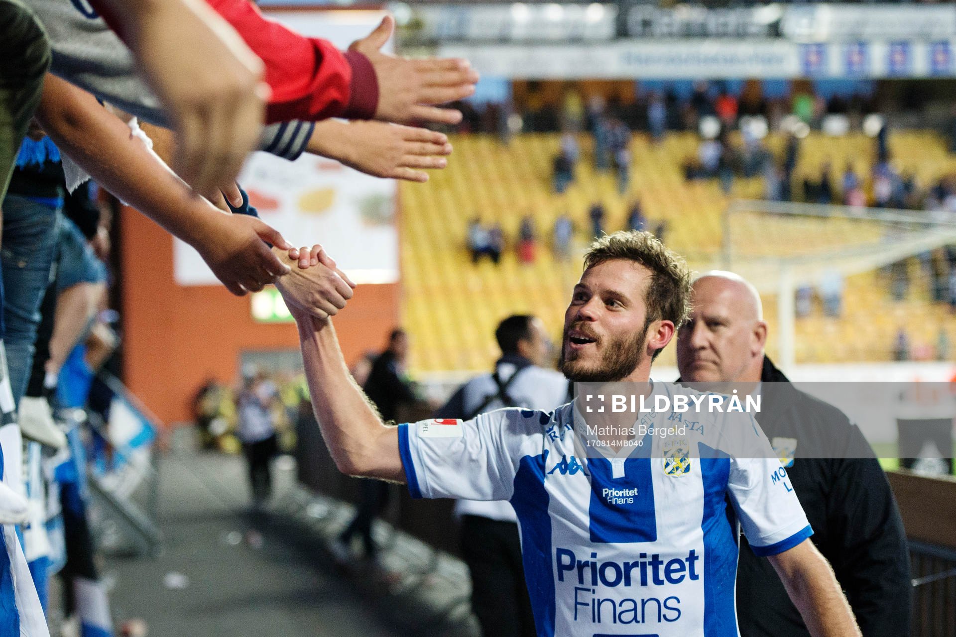 IFK Göteborgs Emil Salomonsson jublar med supportrar