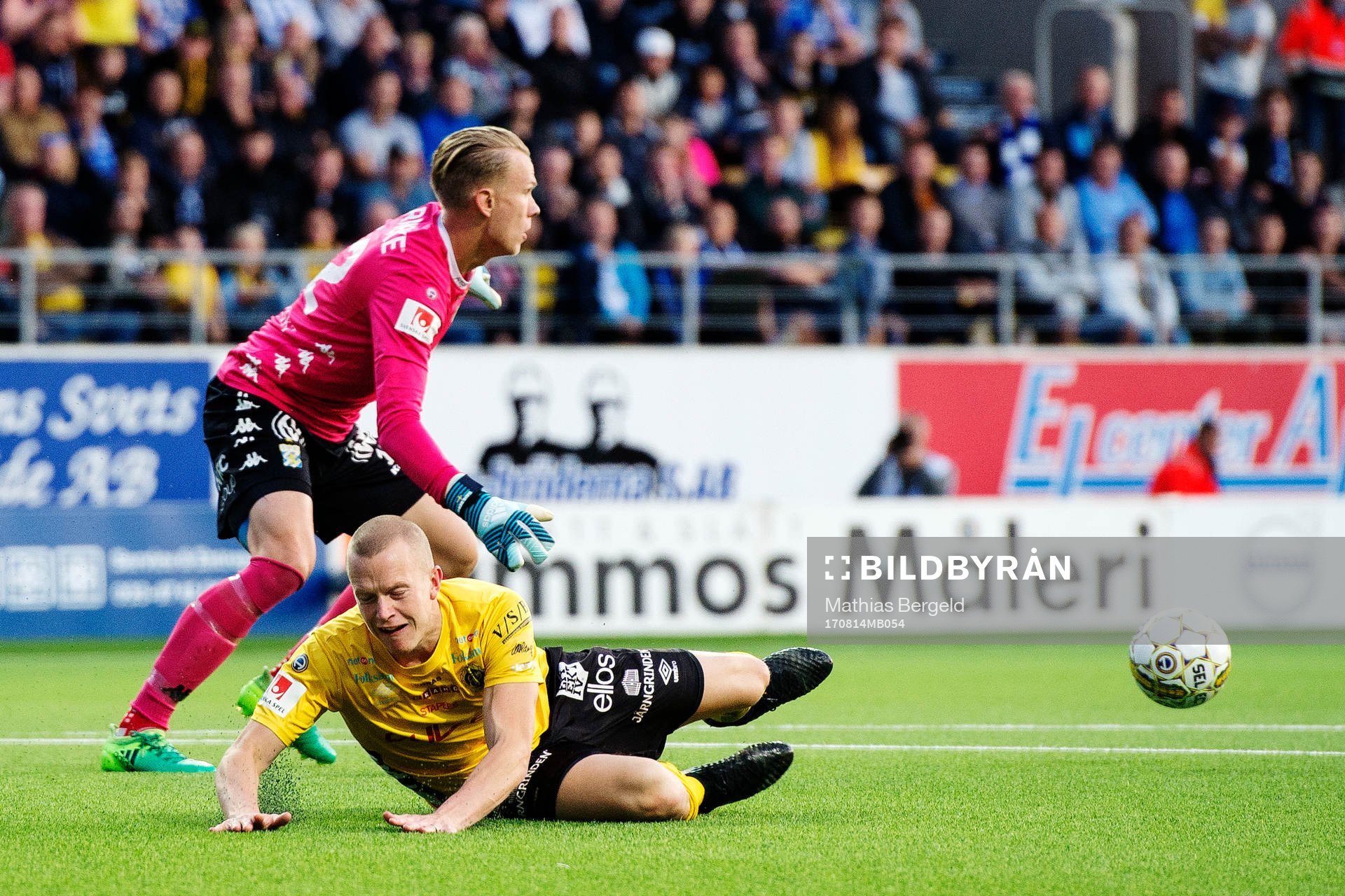 Elfsborgs Daniel Gustavsson faller vid ett friläge mot IFK