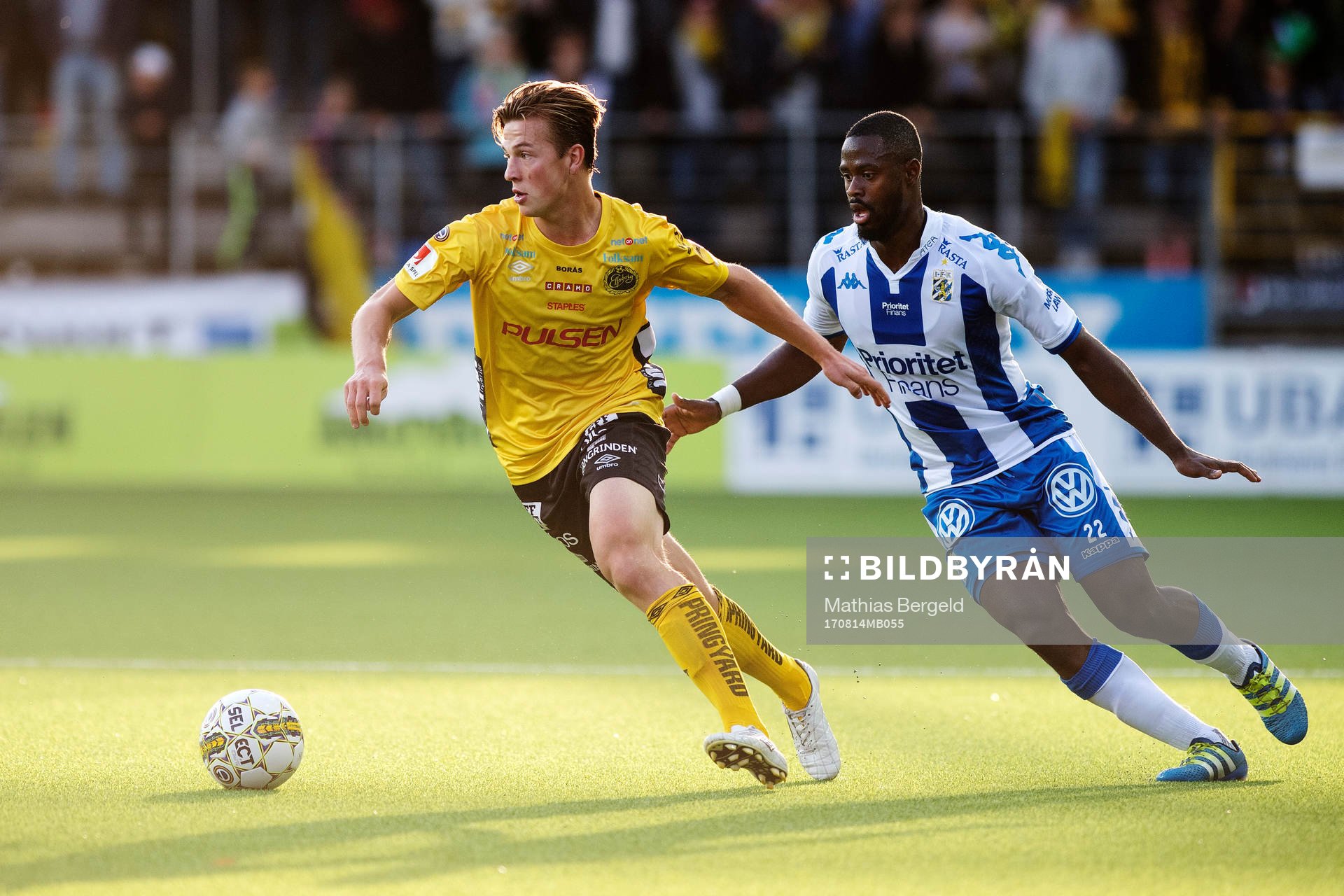 Elfsborgs Simon Olsson i kamp om bollen med IFK Göteborgs