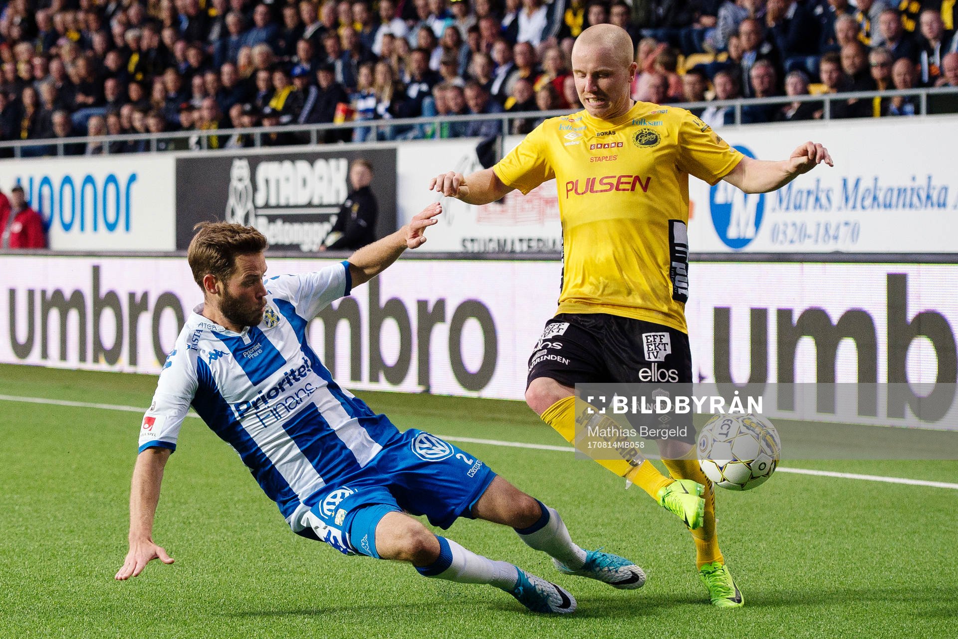 IFK Göteborgs Emil Salomonsson glidtacklar Elfsborgs Simon