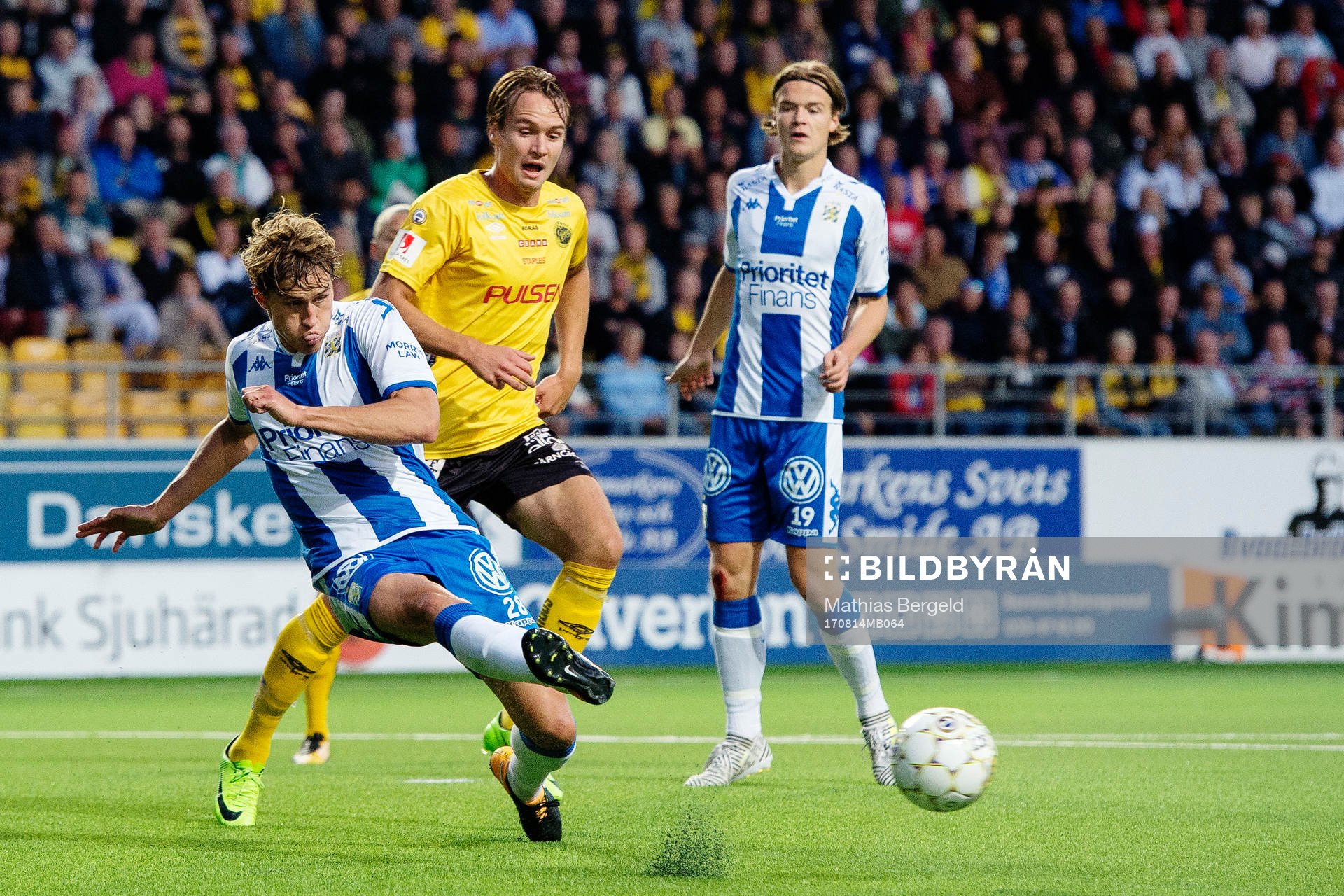 IFK Göteborgs Thomas Rogne rensar bollen framför