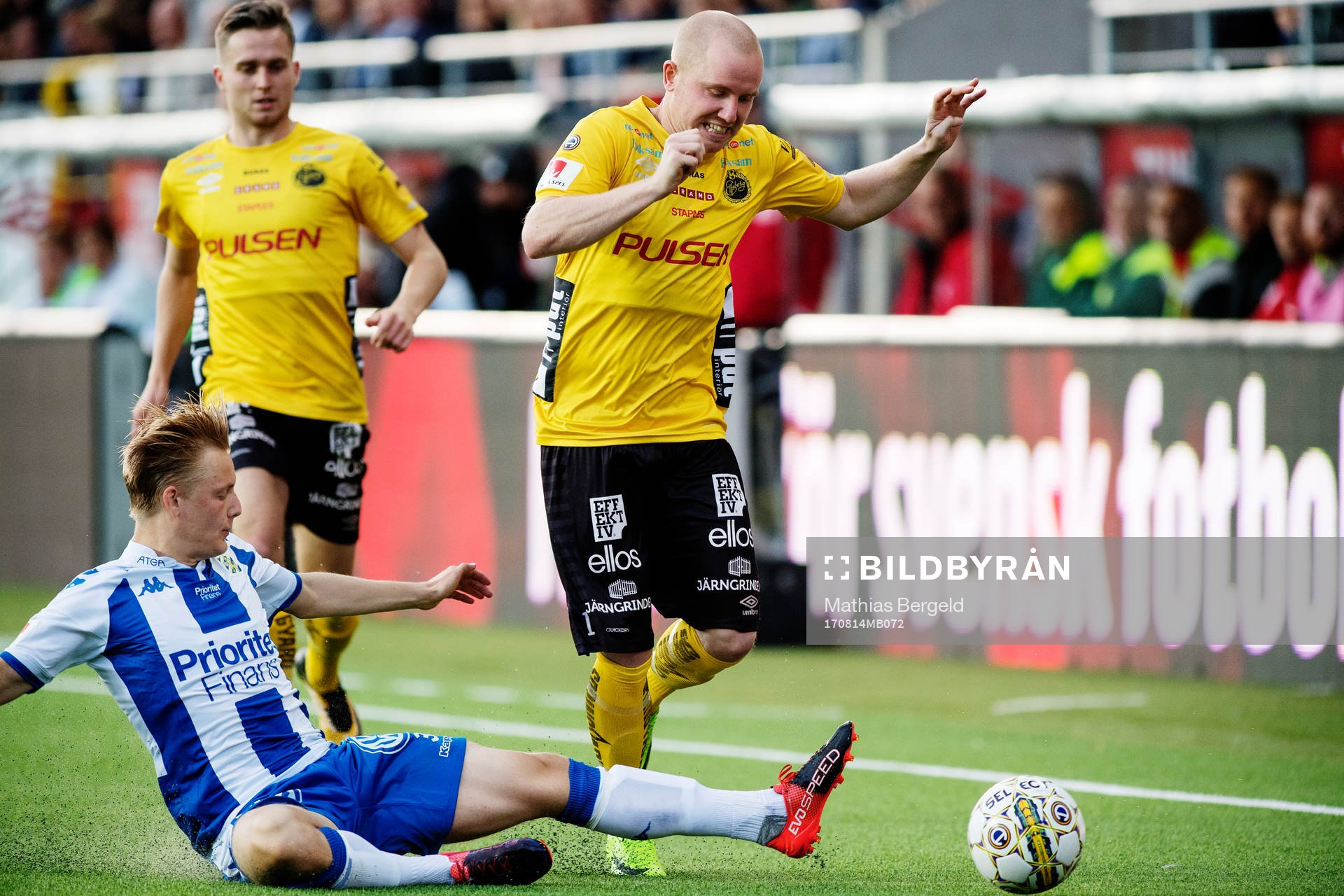 IFK Göteborgs Billy Nordström glidtacklar Elfsborgs Simon