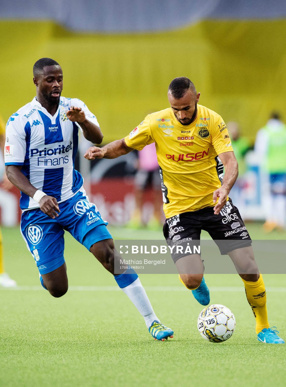 IFK Göteborgs Vajebah Sakor i kamp om bollen med Elfsborgs
