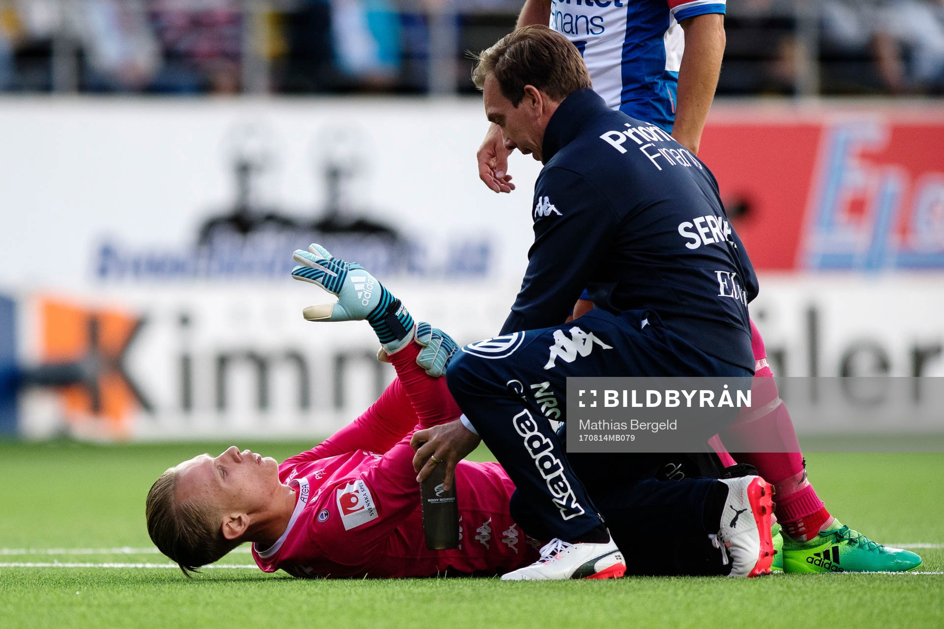 IFK Göteborgs målvakt Pontus Dahlberg skadade fingrarna och får vård av fysik Roland Kaldéus under fotbollsmatchen i Allsvenskan mellan Elfsborg och IFK Göteborg den 14 augusti 2017 i Borås.