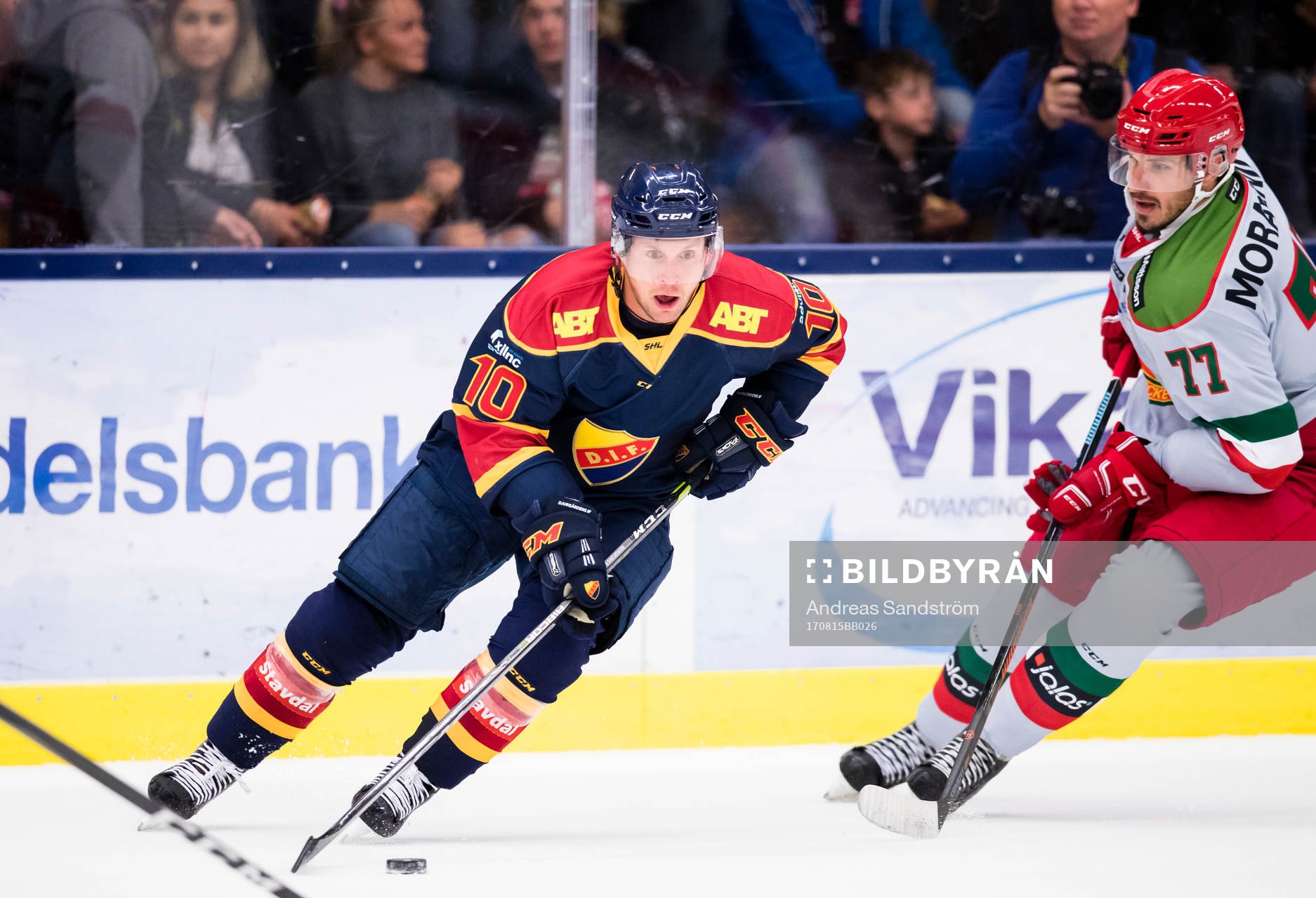 Djurgårdens Niclas Bergfors i kamp om pucken med Moras