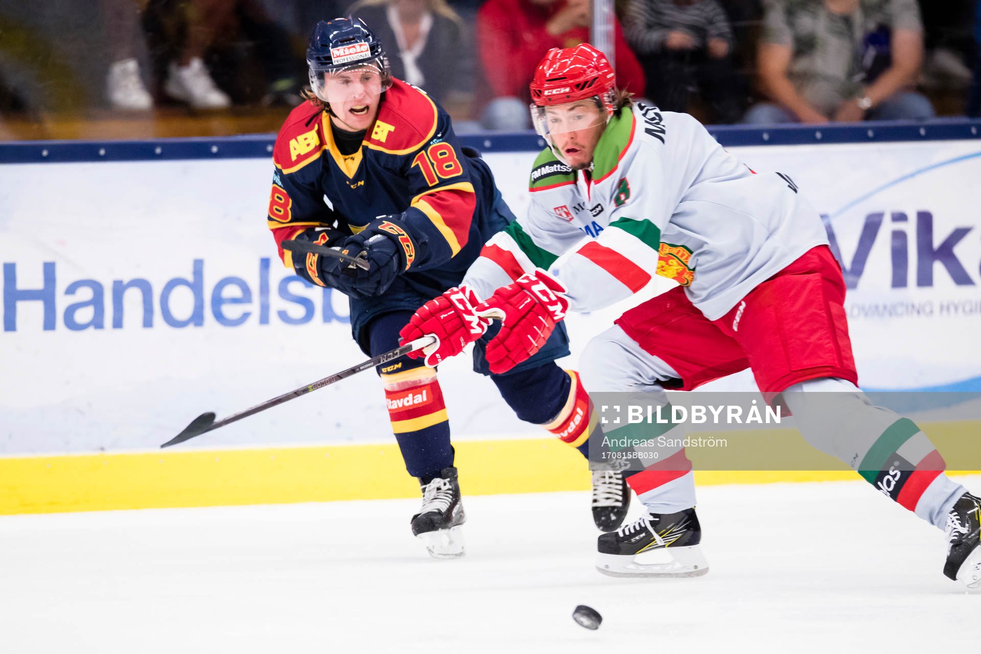 Djurgårdens Juuso Ikonen i kamp om pucken med Moras Robin
