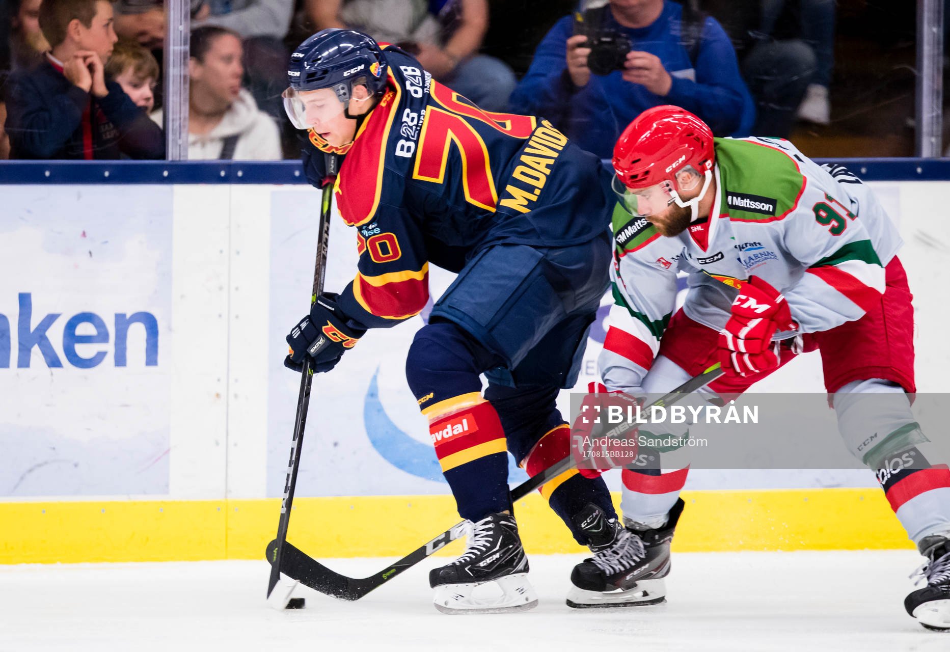 Djurgårdens Marcus Davidsson i kamp om pucken med Moras
