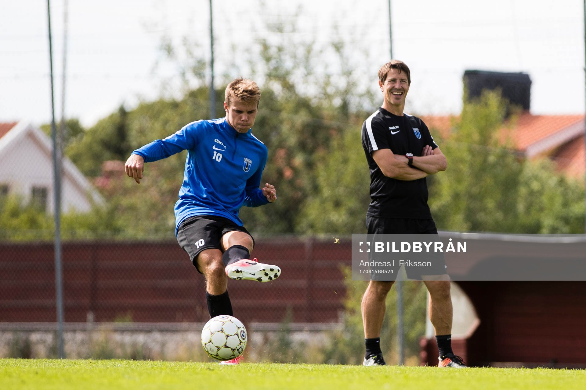 Sirius Elias Andersson och tränare Thomas Lagerlöf under en fotbollsträning med Sirius den 15 augusti 2017 i Uppsala. 