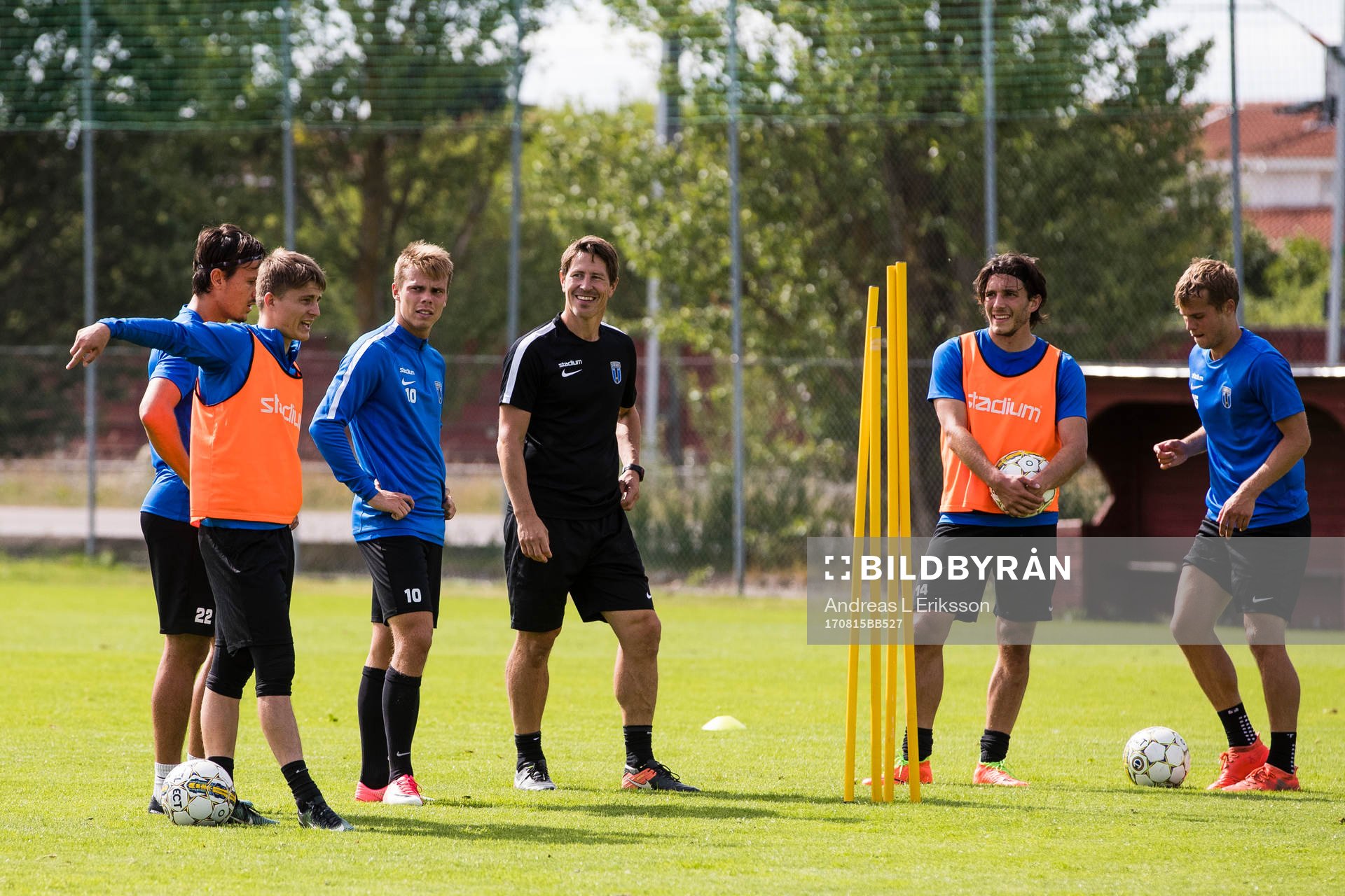 Sirius Stefano Vecchia, Johan Andersson, Elias Andersson, tränare Thomas Lagerlöf, Ian Sirelius och Sam Lundholm under en fotbollsträning med Sirius den 15 augusti 2017 i Uppsala.