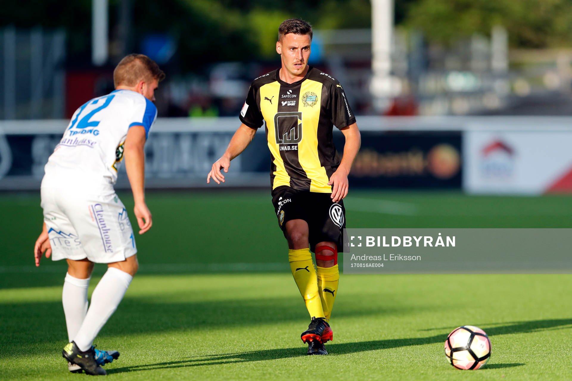 Armeniens Nicklas Lindkvist och Hammarbys Jeppe Andersen under fotbollsmatchen i Svenska cupen mellan Akropolis och Hammarby den 16 augusti 2017 i Stockholm.