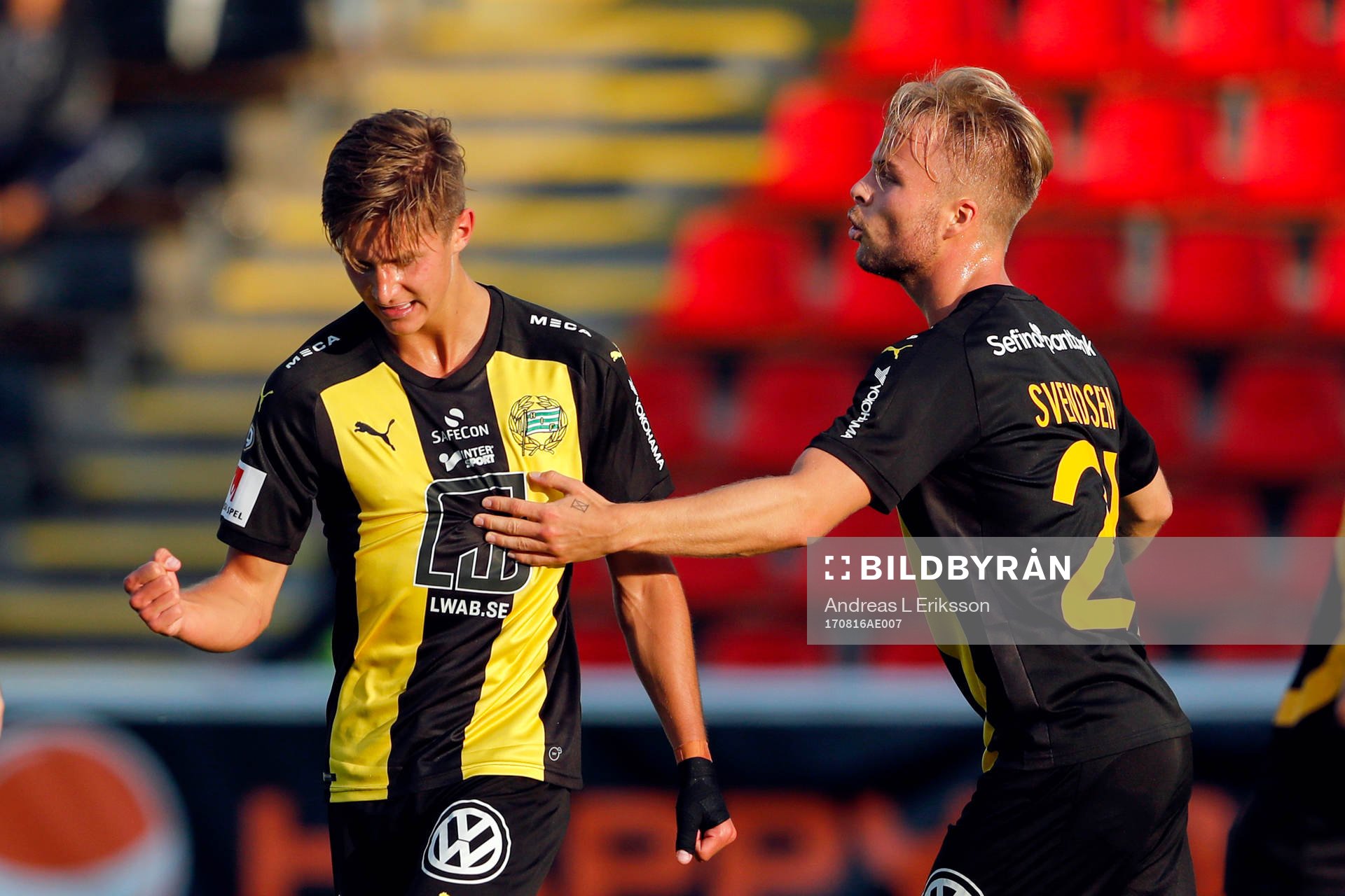 Hammarbys Leo Bengtsson och Sander Svendsen jublar efter 1-1 av Bengtsson under fotbollsmatchen i Svenska cupen mellan Akropolis och Hammarby den 16 augusti 2017 i Stockholm.
