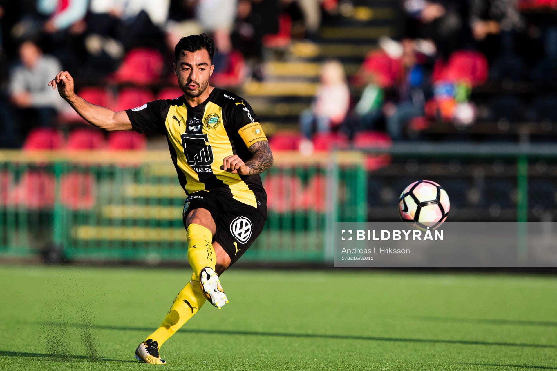 Hammarbys Jiloan Hamad med en frispark