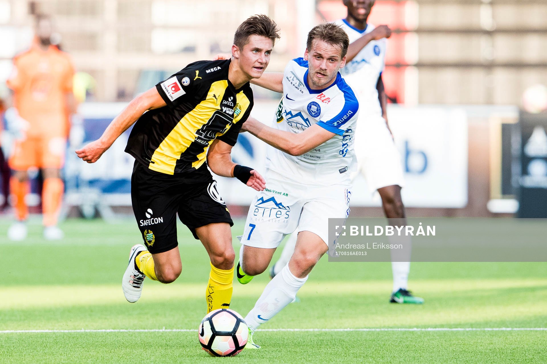 Hammarbys Leo Bengtsson i kamp om bollen med Akropolis