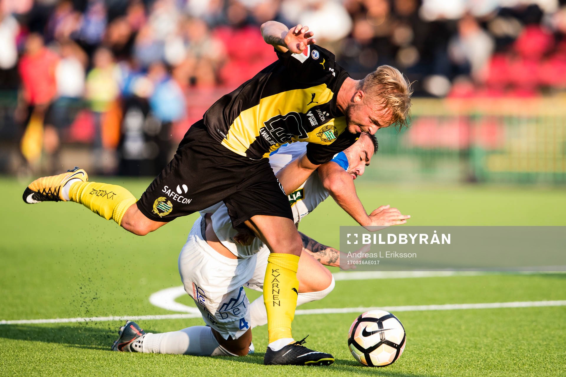 Hammarbys Sander Svendsen i kamp om bollen med Akropolis