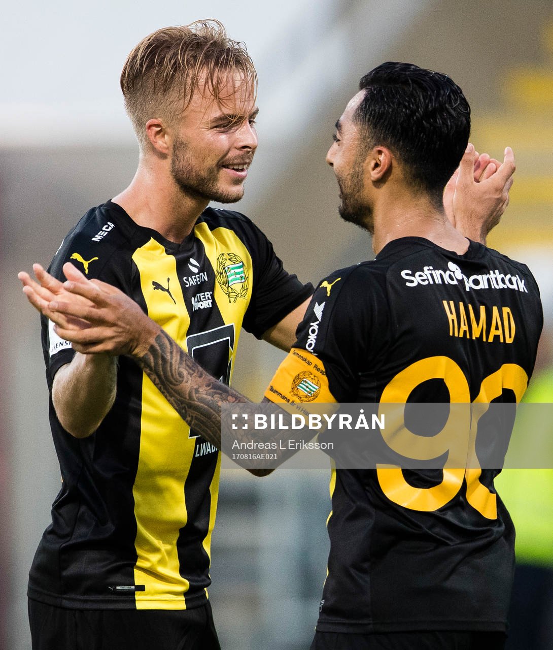 Hammarbys Sander Svendsen jublar tillsammans med Jiloan Hamad efter att ha gjort 1-3 för Hammarby under fotbollsmatchen i Svenska cupen mellan Akropolis och Hammarby den 16 augusti 2017 i Stockholm.