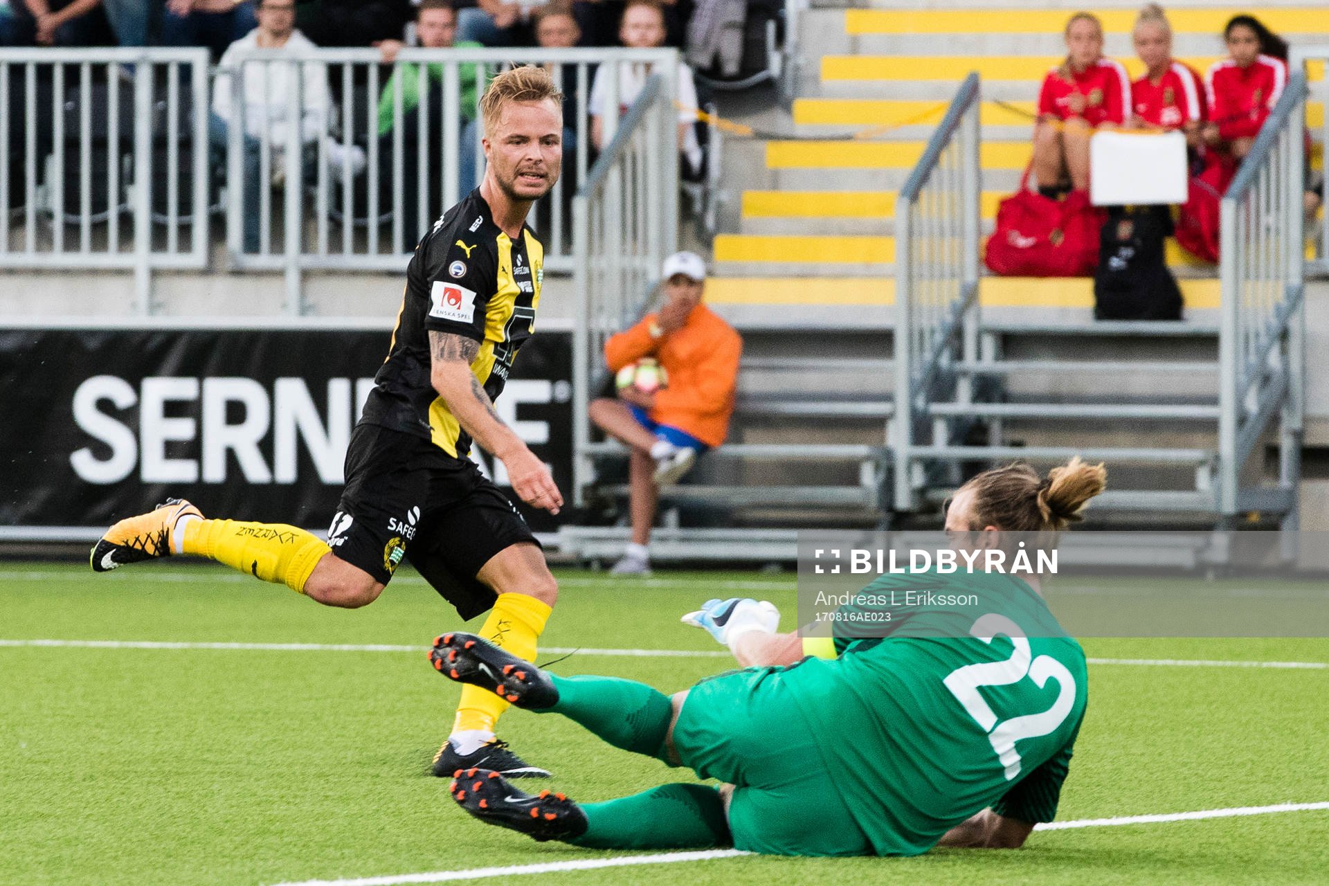 Hammarbys Sander Svendsen med en målchans på Akropolis