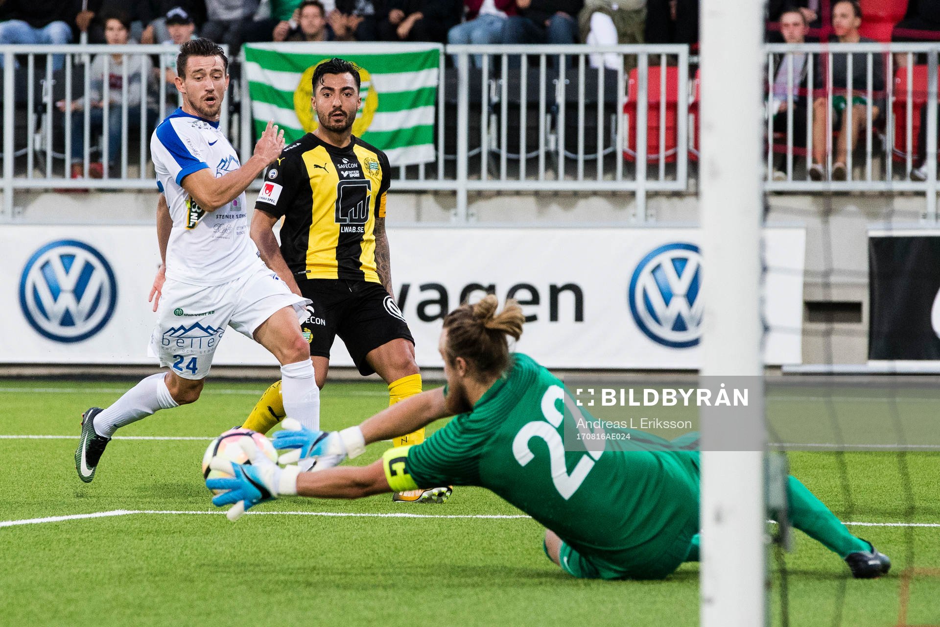Akropolis Maldin Ymeraj och Hammarbys Jiloan Hamad ser på