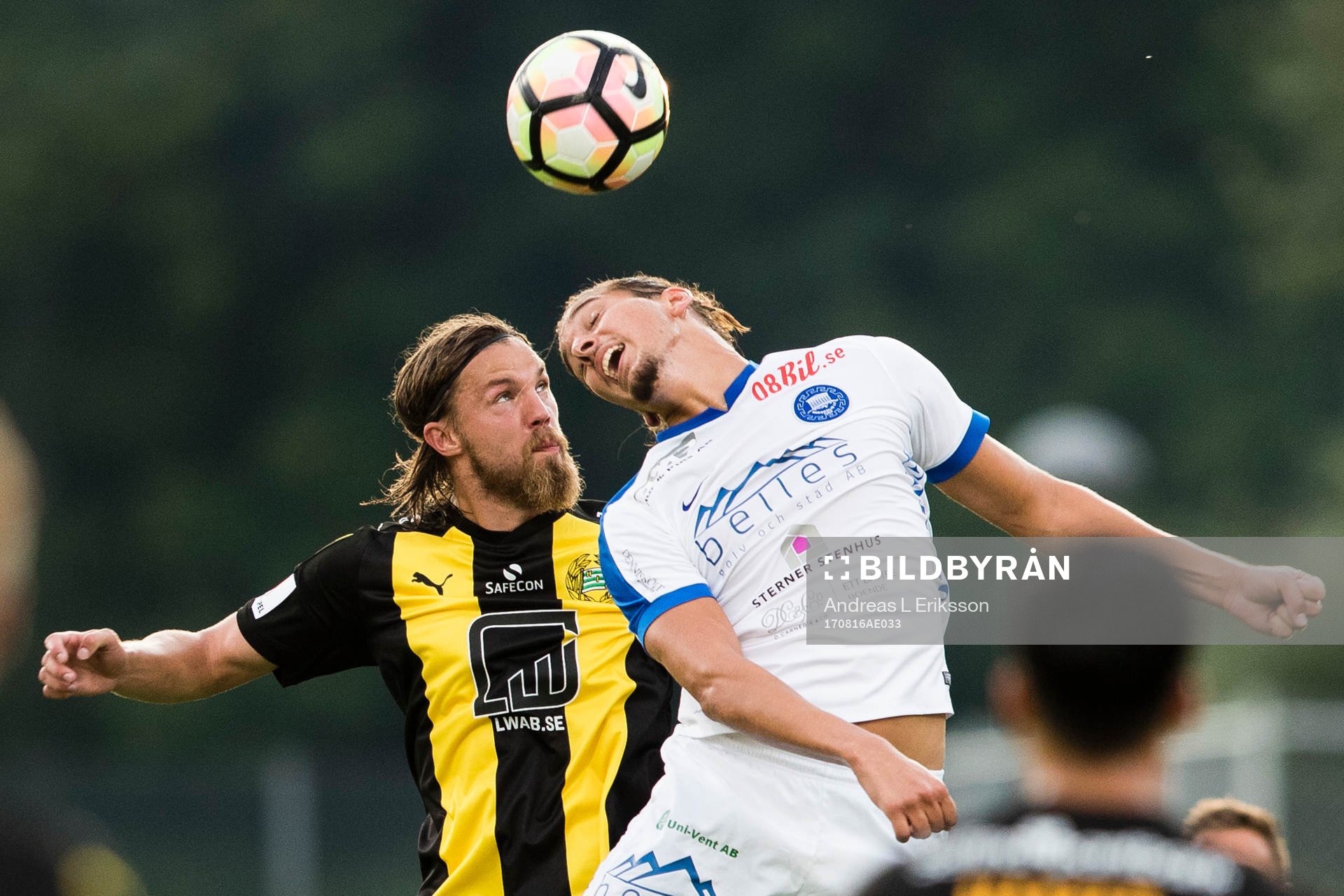 Hammarbys Björn Paulsen i en nickduell med med Akropolis