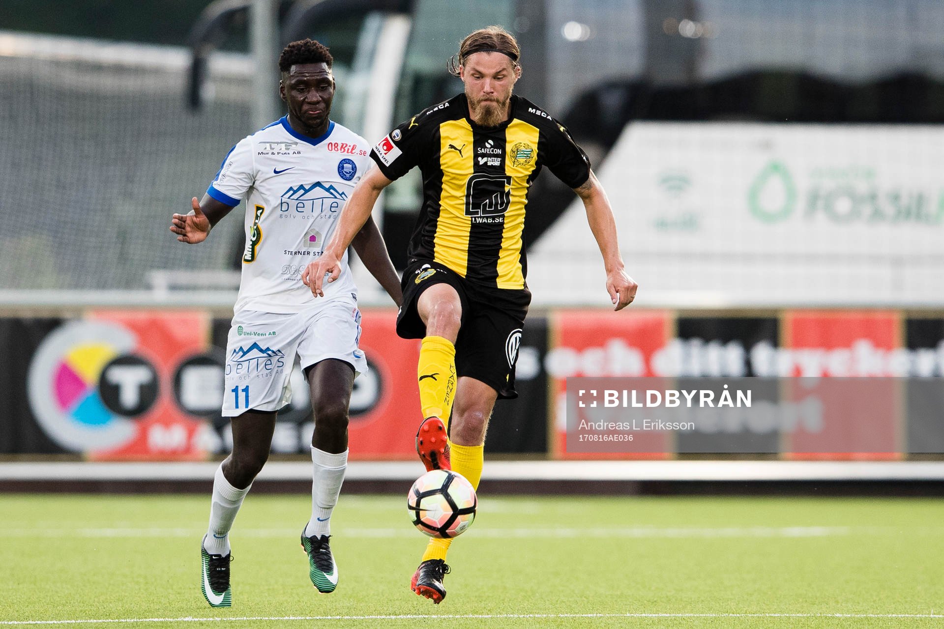 Akropolis Alagie Sosseh i kamp om bollen med Hammarbys