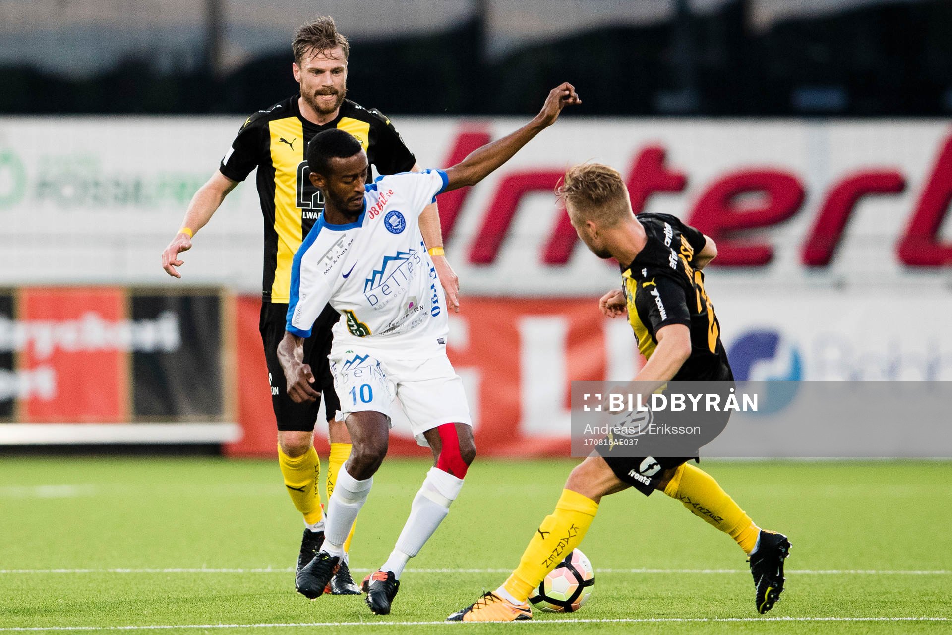 Hammarbys Arnór Smárason och Sander Svendsen försvarar