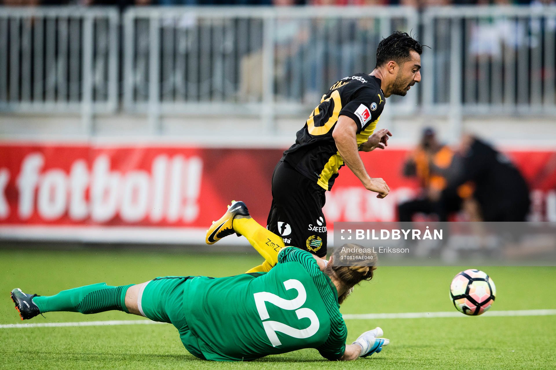 Hammarbys Jiloan Hamad går förbi Akropolis målvakt Simon