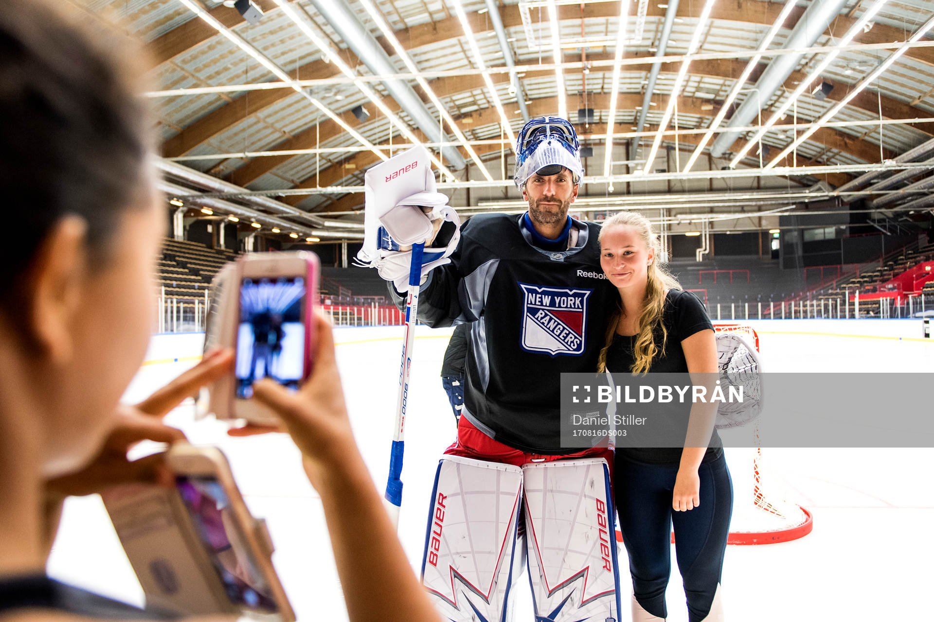 Henrik Lundqvist poserar med fans