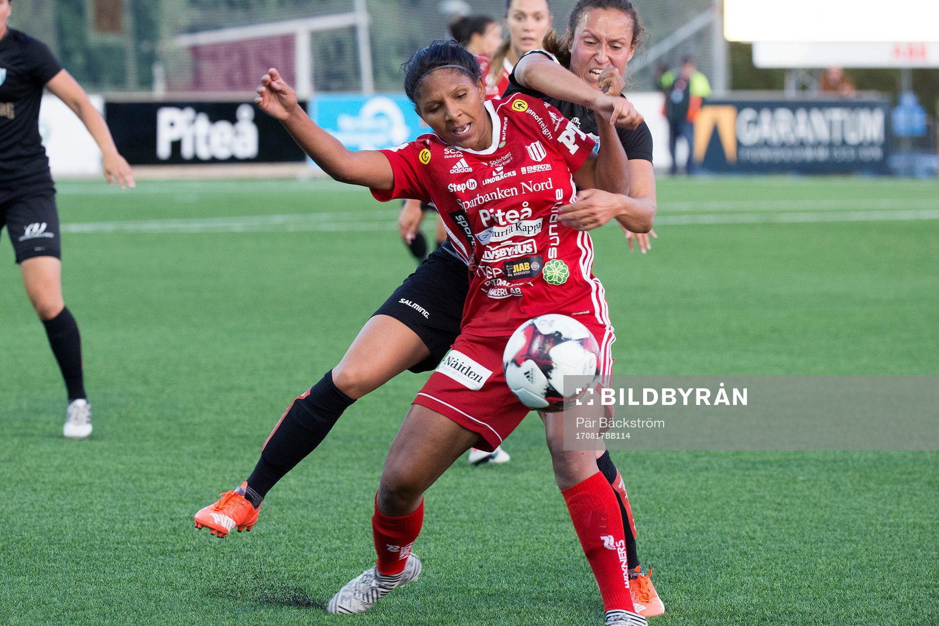 Piteås Madelen Janogy i kamp med Göteborgs Catrine Johansson under fotbollsmatchen i damallsvenskan mellan Piteå och Kopparbergs/Göteborg  den 17 augusti 2018 i Piteå.