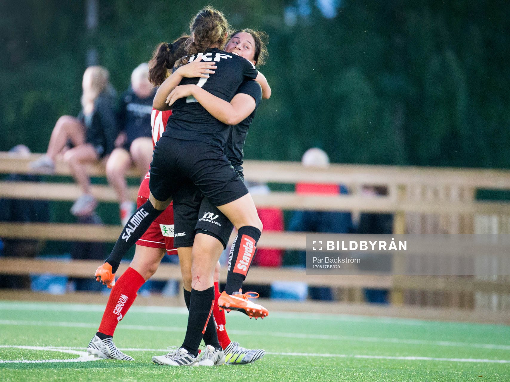 Göteborgs nyförvärv Taylor Leach jublar ihop med Catrine