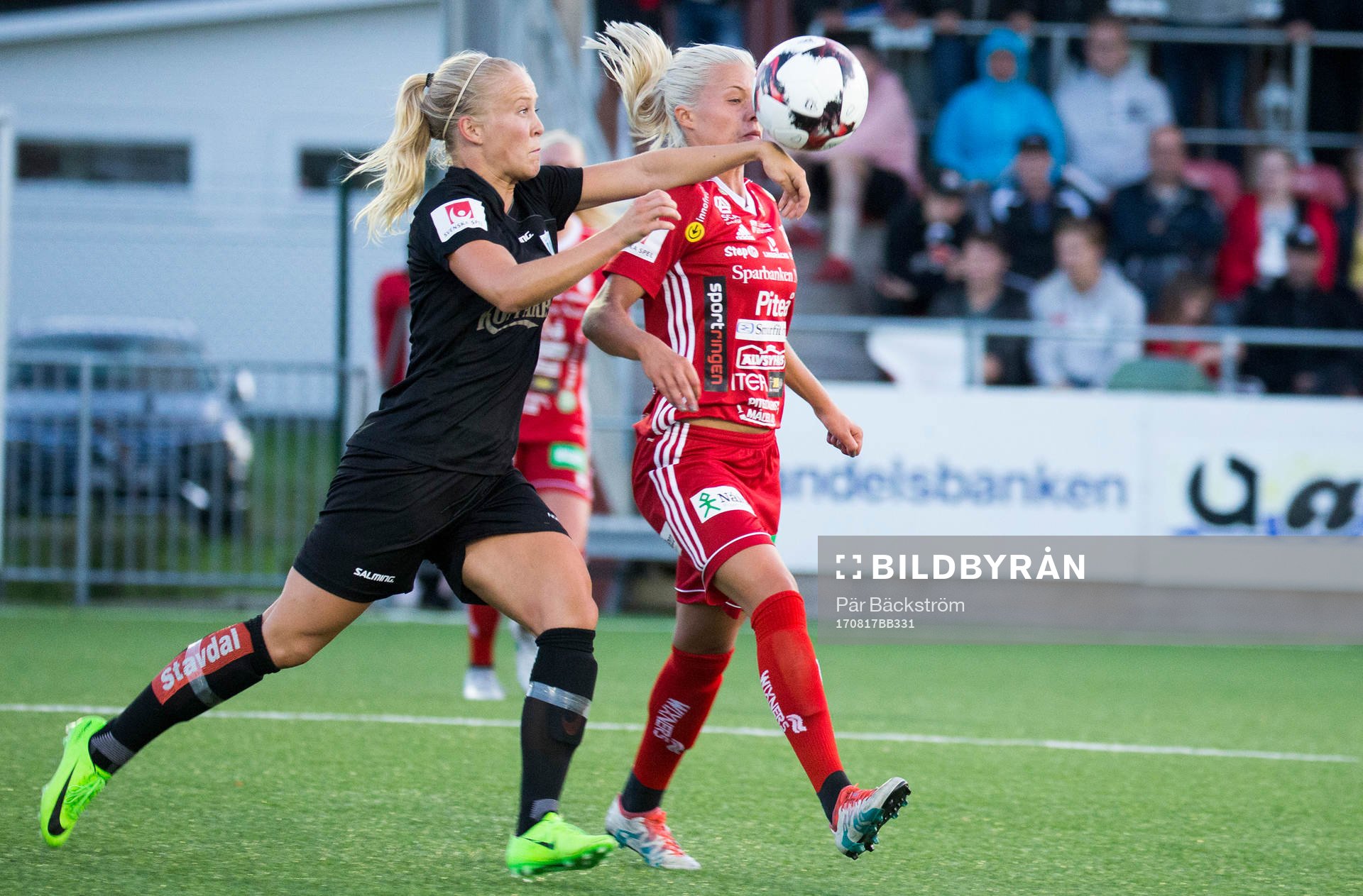 Piteås Emelie Lövgren och Göteborgs Adelina Engman i kamp om bollen under fotbollsmatchen i damallsvenskan mellan Piteå och Kopparbergs/Göteborg  den 17 augusti 2018 i Piteå.