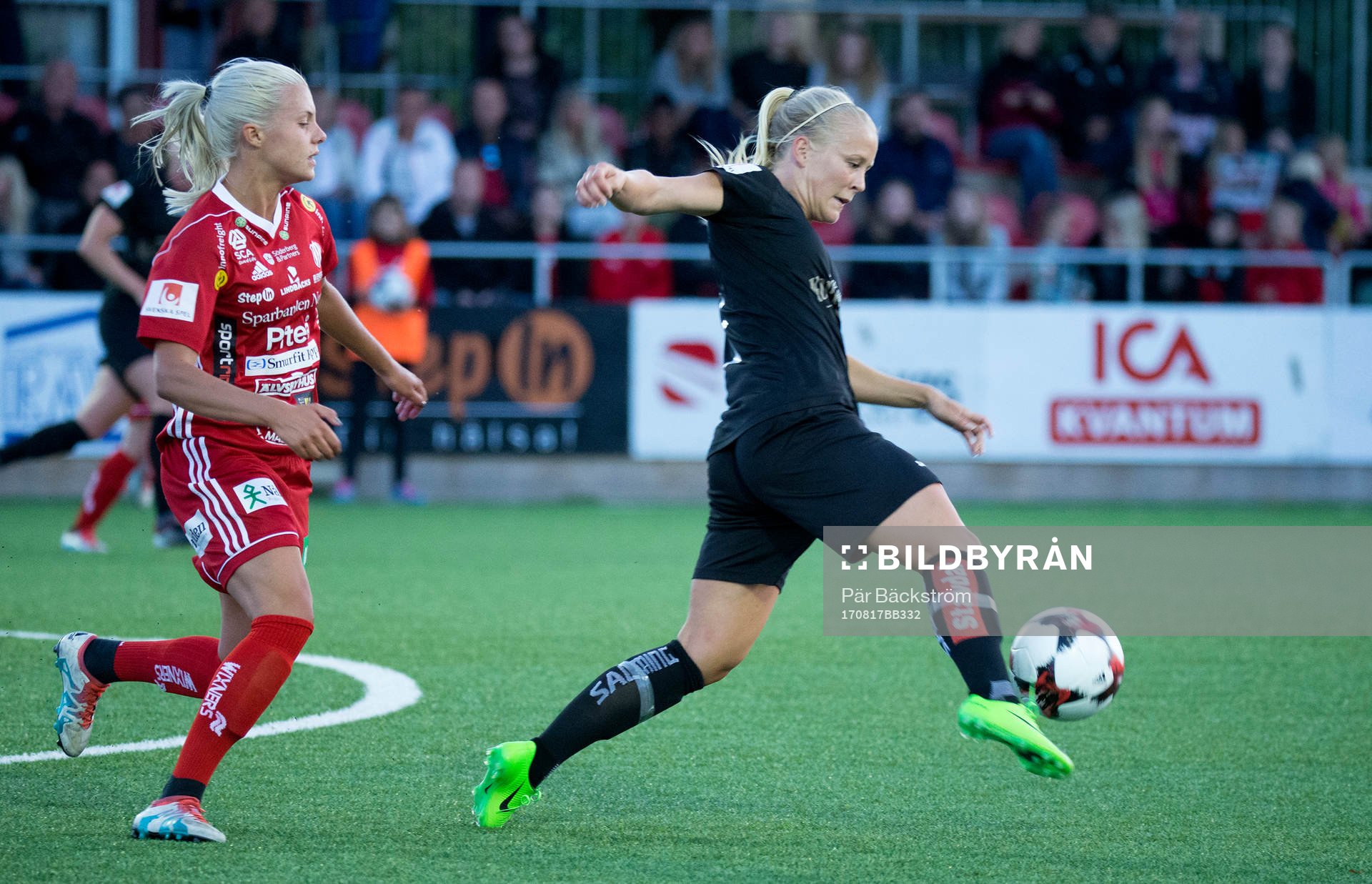Piteås Emelie Lövgren får jaga Göteborgs Adelina Engman