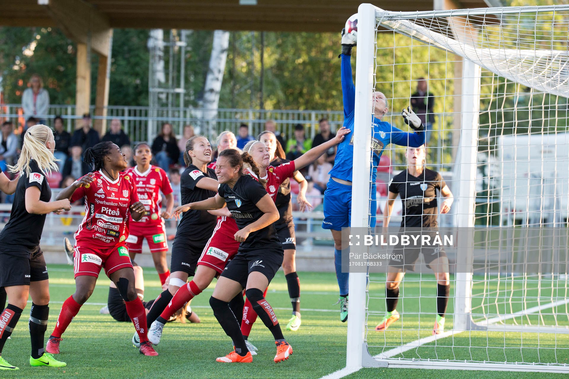 Göteborgs målvakt, Line Johansen hade fullt upp i första