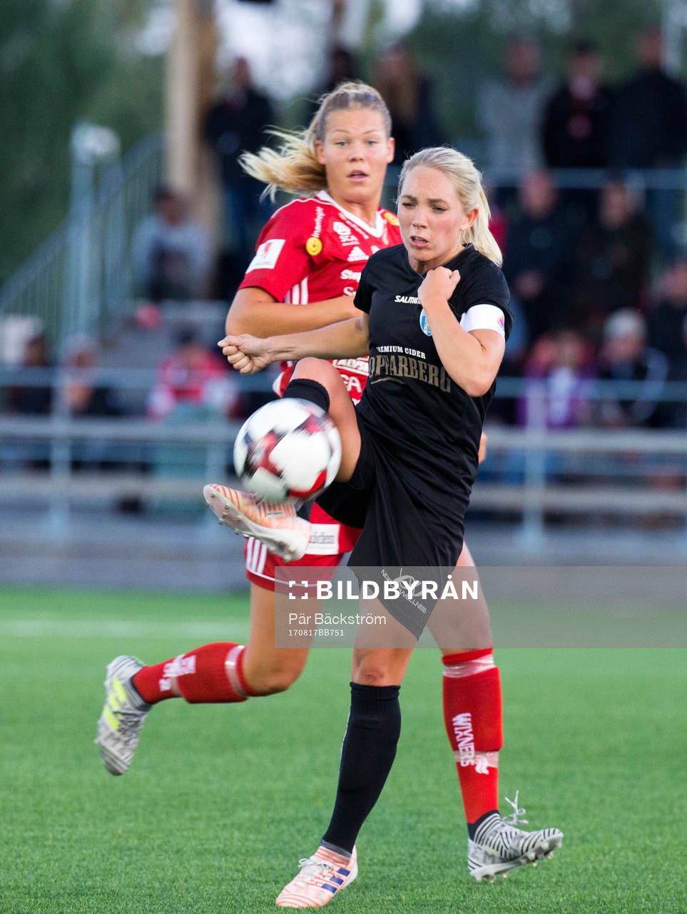 Piteås Lena Blomqvist och Göteborgs Elin Rubensson under fotbollsmatchen i damallsvenskan mellan Piteå och Kopparbergs/Göteborg den 17 augusti 2018 i Piteå.
