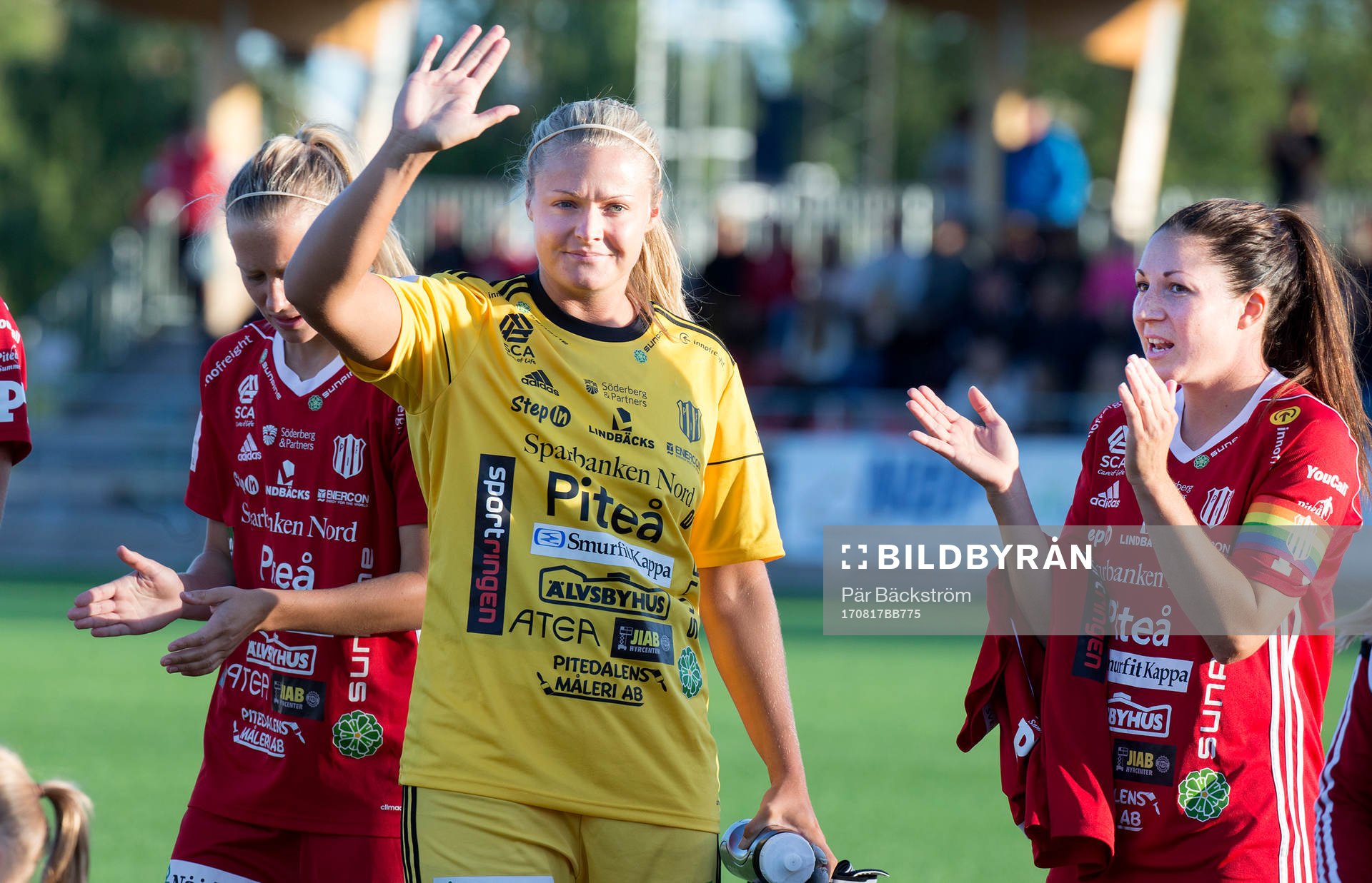 Piteås Hilda Carlen och Josefin Johansson under fotbollsmatchen i damallsvenskan mellan Piteå och Kopparbergs/Göteborg den 17 augusti 2018 i Piteå.